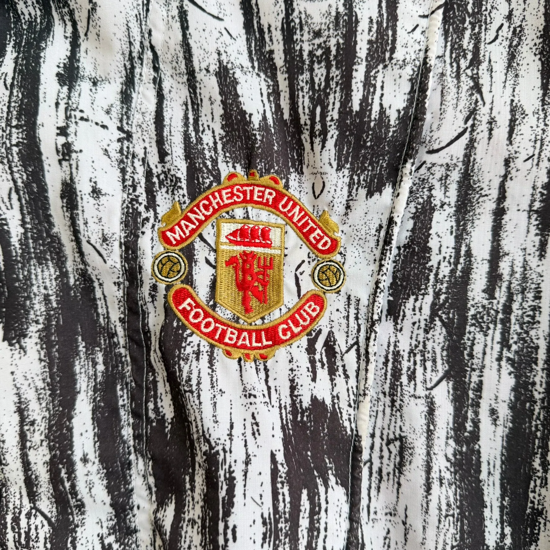 J- Vintage Umbro Manchester United Football Club Embroidered Patch Text Lightweight Zip Up Jacket - XL sold by HG Vintage product image thumbnail 2