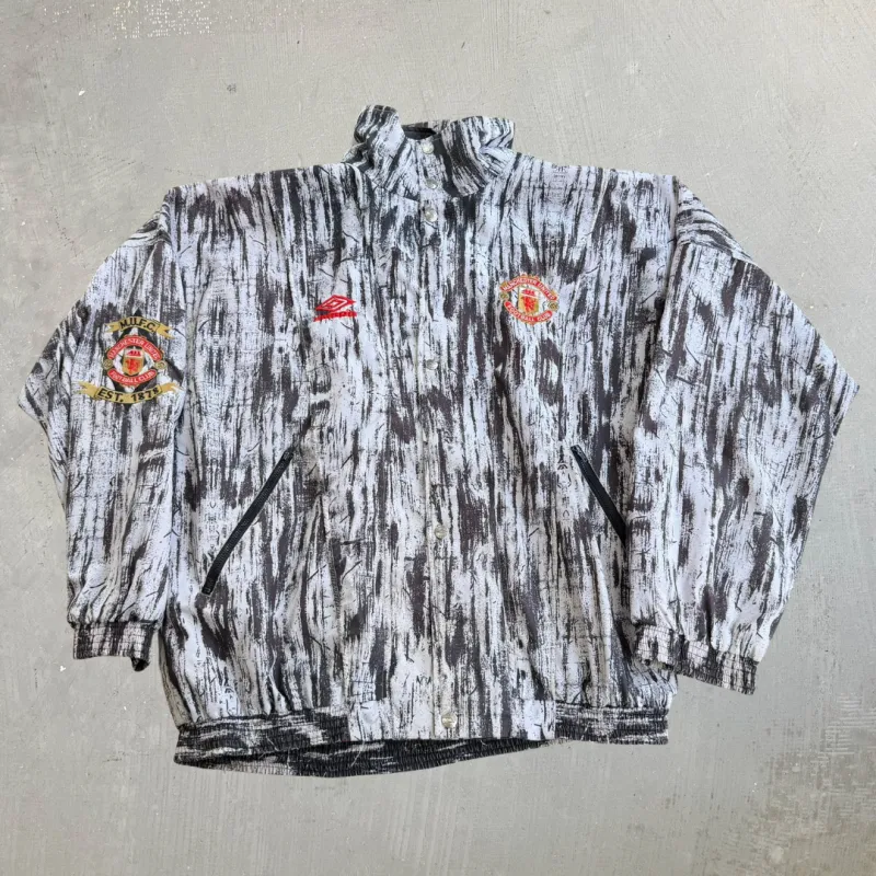 J- Vintage Umbro Manchester United Football Club Embroidered Patch Text Lightweight Zip Up Jacket - XL made by HG Vintage