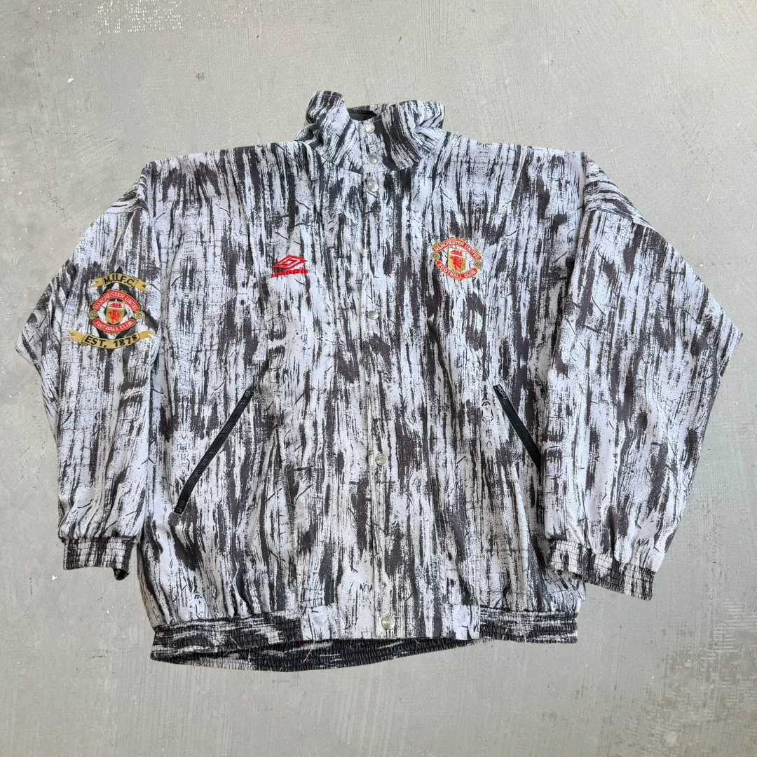 J- Vintage Umbro Manchester United Football Club Embroidered Patch Text Lightweight Zip Up Jacket - XL sold by HG Vintage