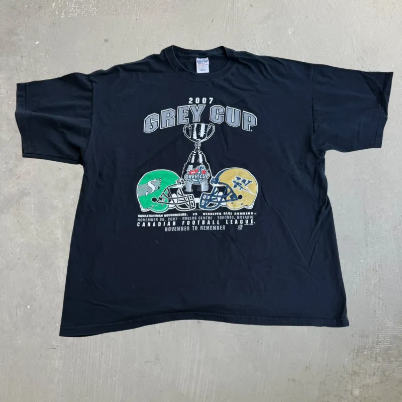J- Vintage '04 CFL Grey Cup Saskatchewan Rough Riders Vs Winnipeg Blue Bombers Graphic Tee - 2XL made by HG Vintage