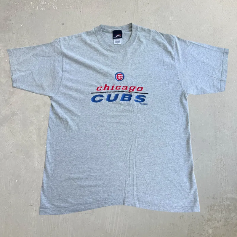 J- Vintage '98 Chicago Cubs NFL Pro Player Embroidered Text & Logo Tee - L made by HG Vintage