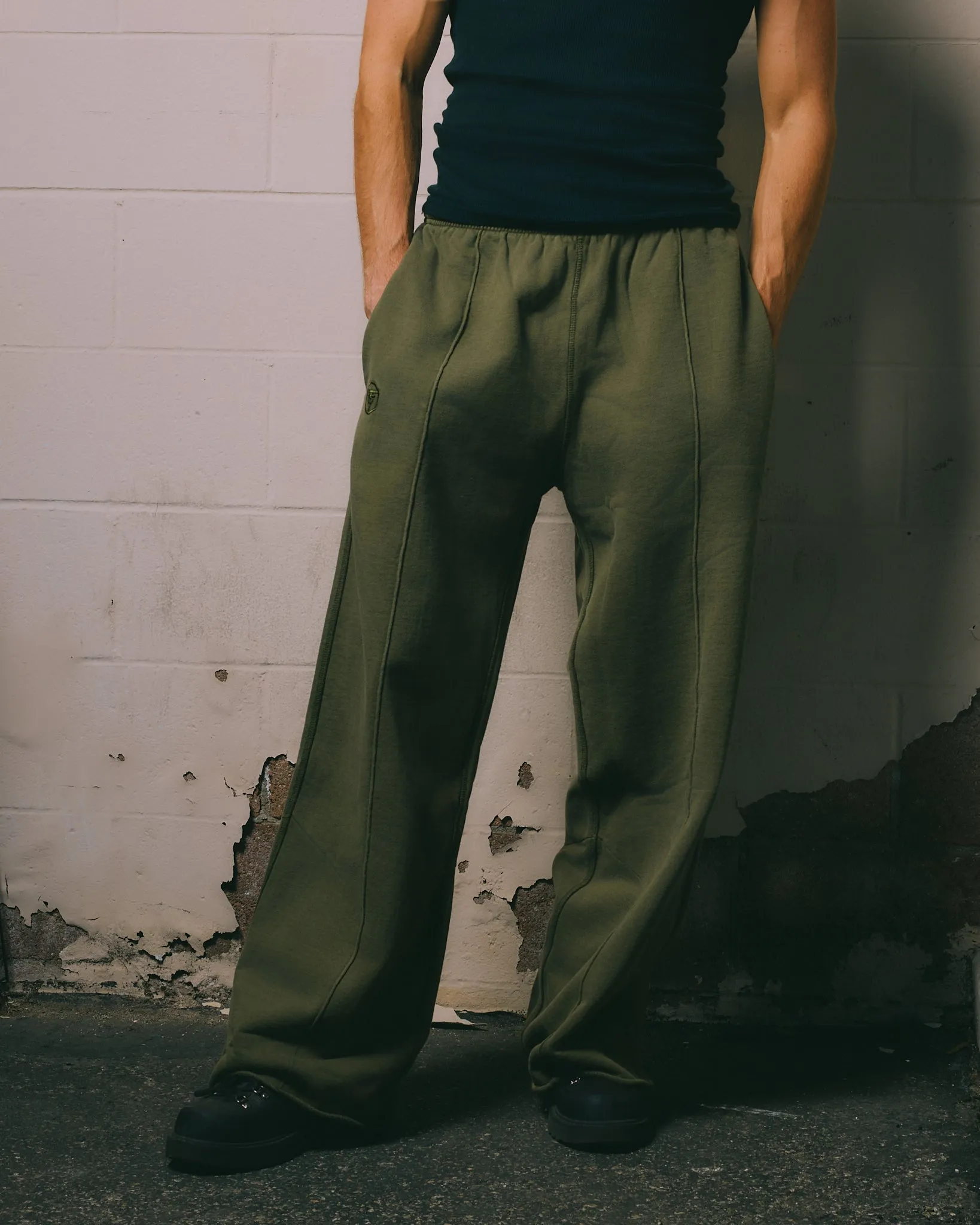 HYPLAND HEAVY WEIGHT PLEATED LOGO SWEAT PANTS (OLIVE) sold by hypland product image thumbnail 3
