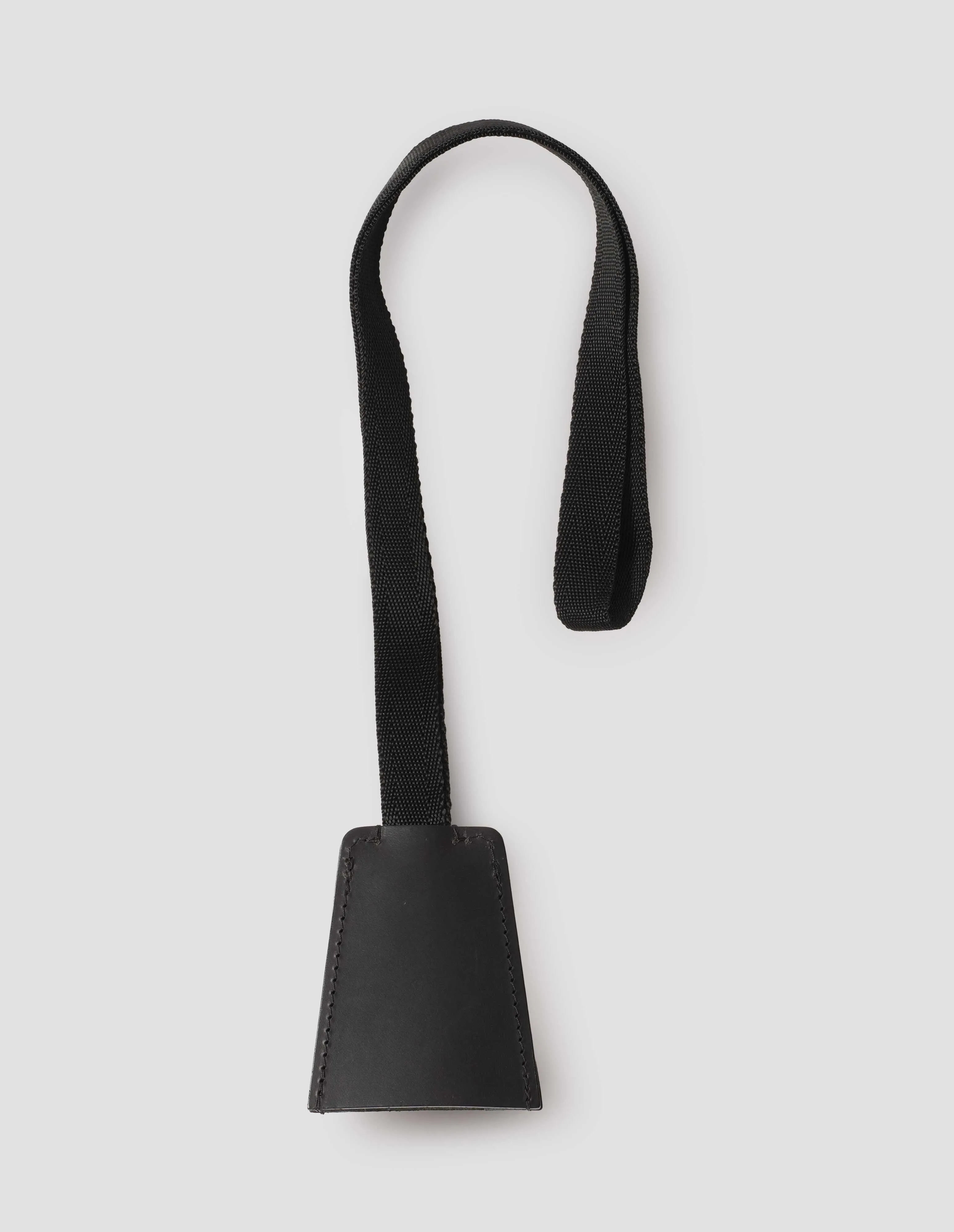 MHL. KEY HOLDER | FULL GRAIN VEGETABLE TAN LEATHER | BLACK sold by Margaret Howell product image thumbnail 2