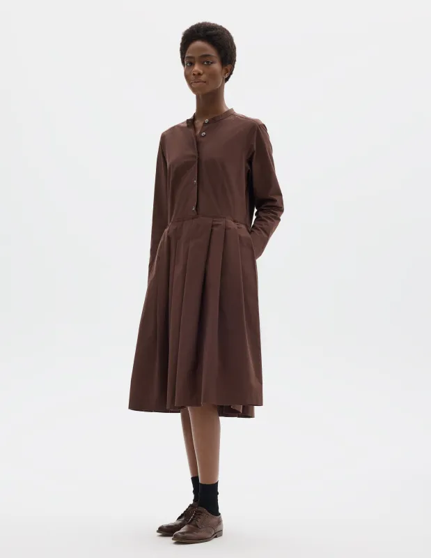 COLLARLESS PLEATED DRESS | FINE COUNT COTTON POPLIN | MAHOGANY made by Margaret Howell