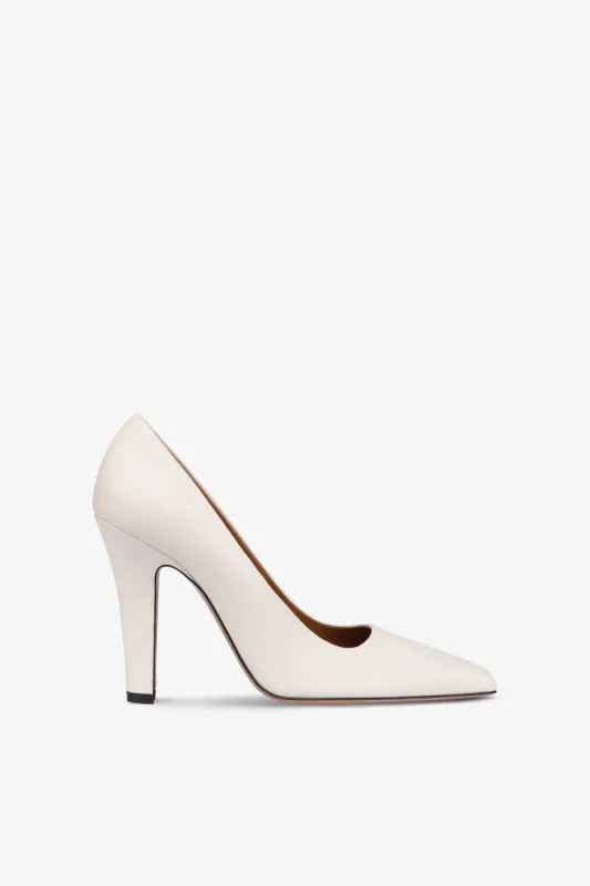 Pumps in off-white leather sold by Paris Texas