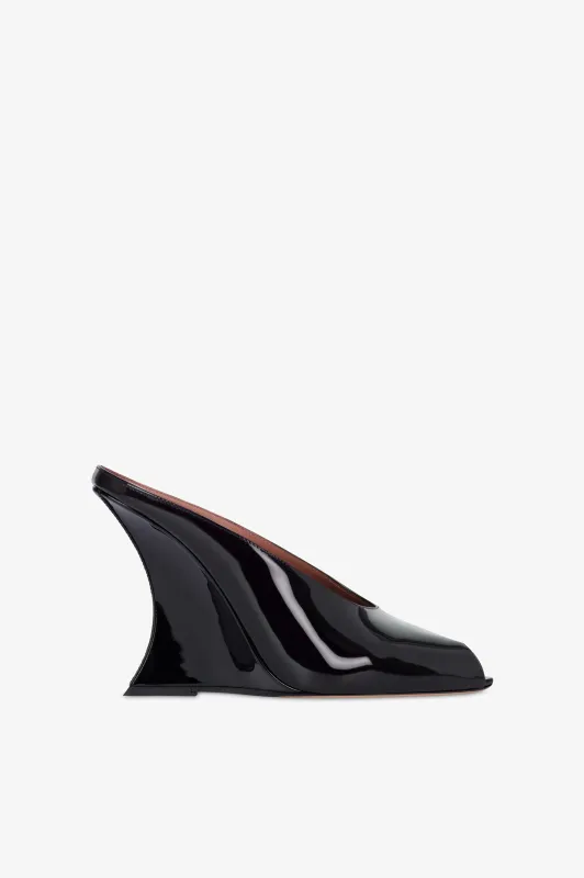 Sabots in black patent leather. made by Paris Texas