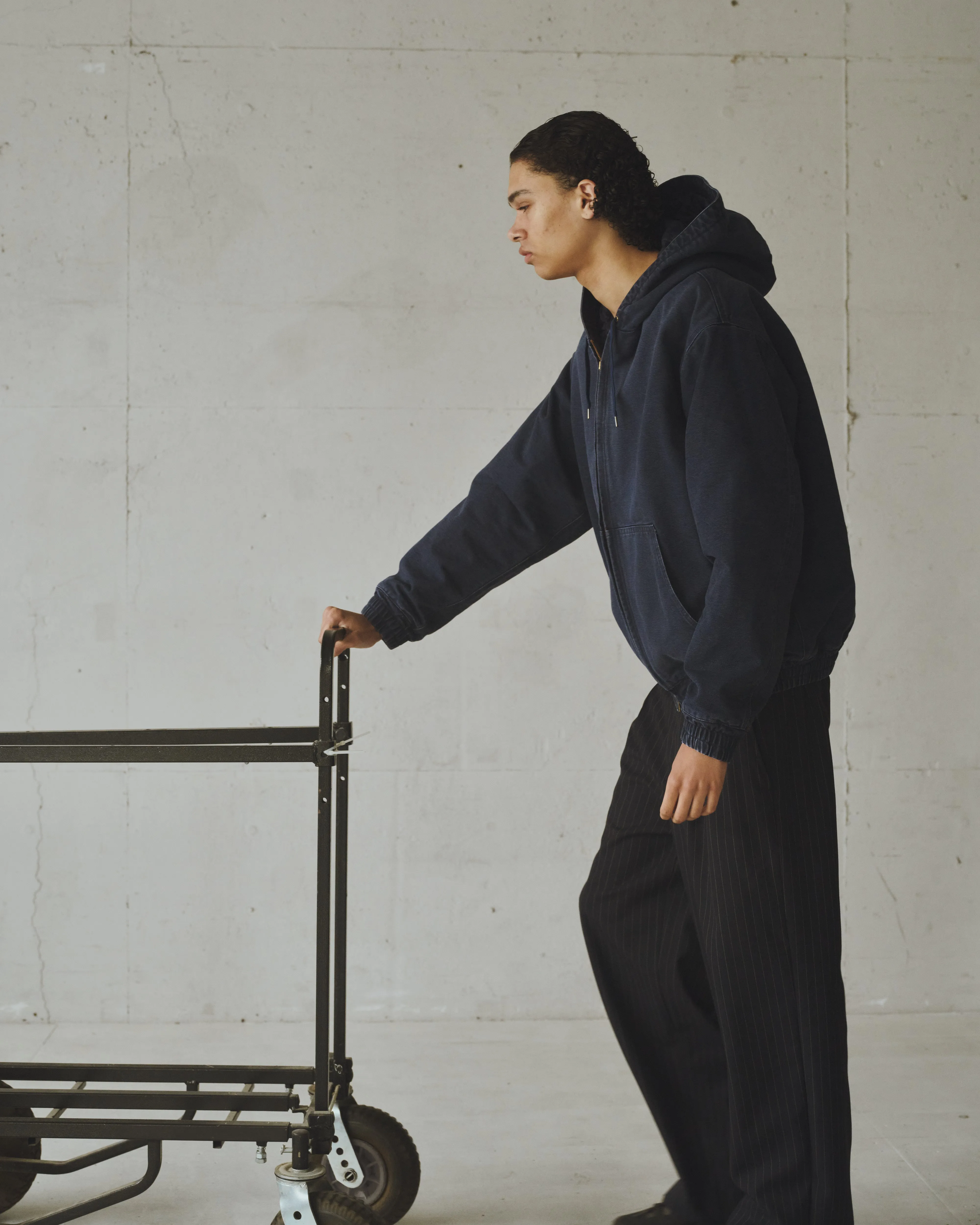 リサイクルポリエステル ノンミュールジングウールギャバジン / 2タックミリタリートラウザーズ, Navy Stripe sold by MARKAWARE product image thumbnail 3