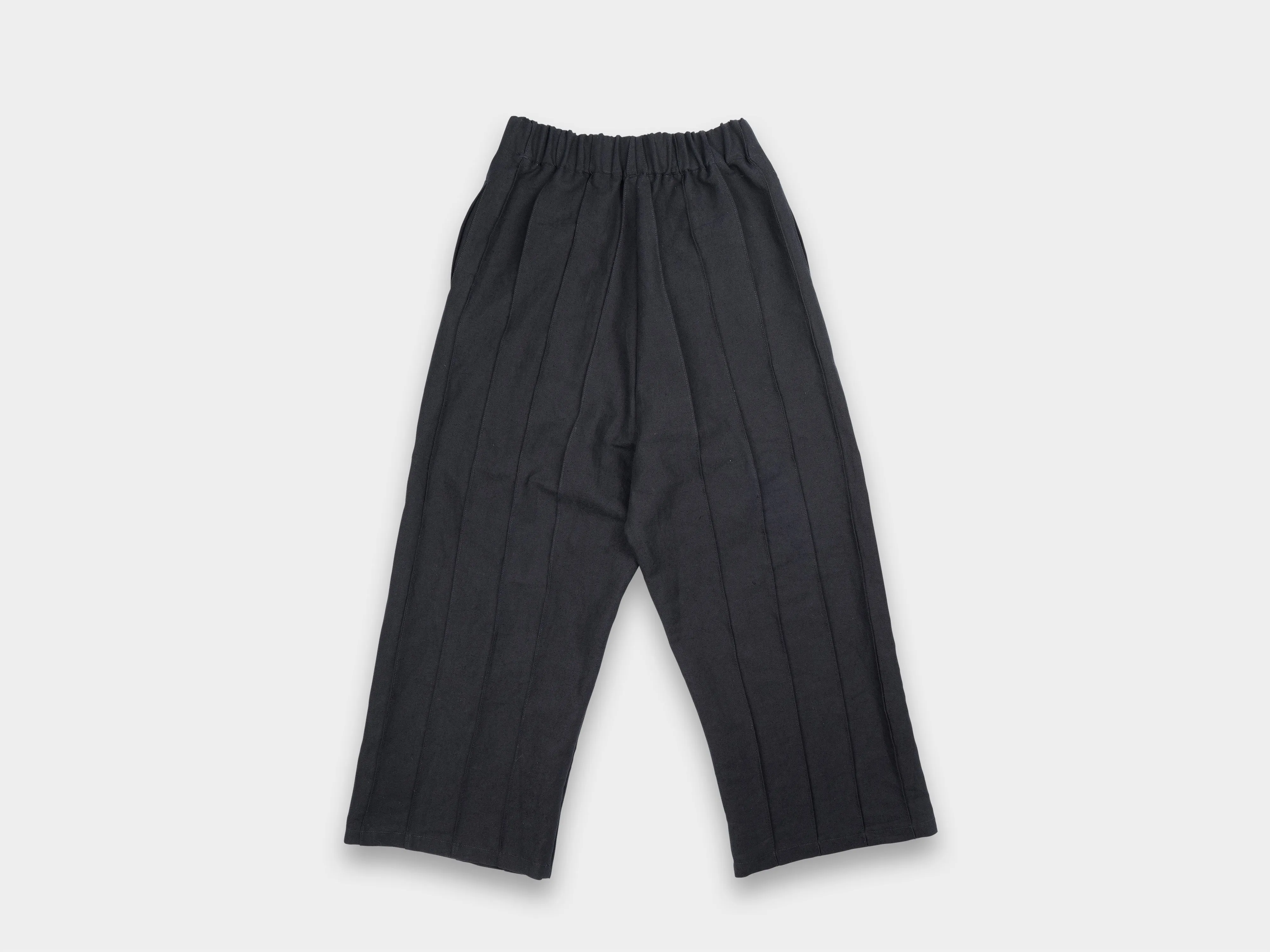 W-R18P3 "Tuck Pants" Black Bamboo sold by MAN-TLE product image thumbnail 2