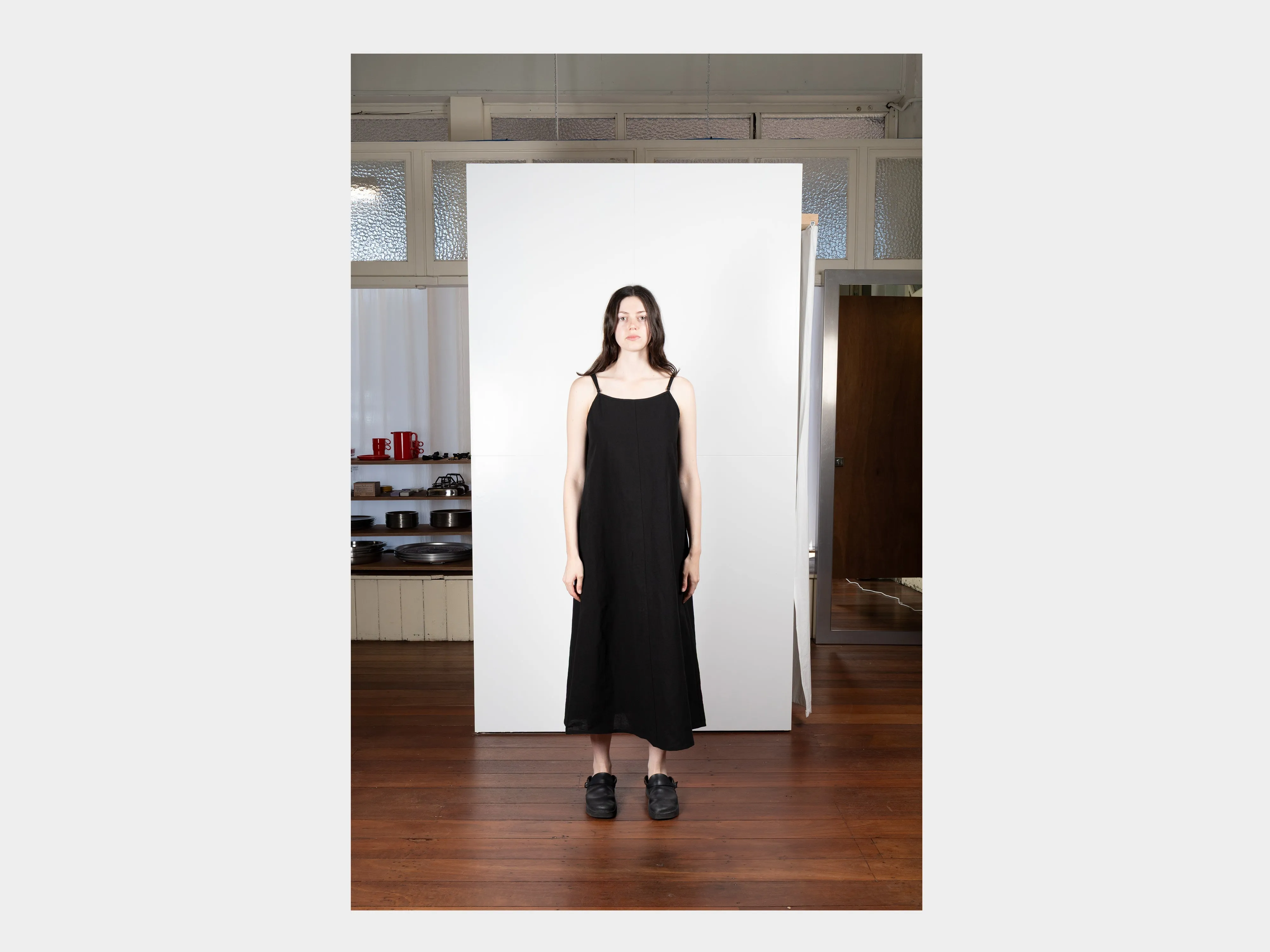 W-SPA5 "Slip" Roll–dyed Black Linen sold by MAN-TLE product image thumbnail 4