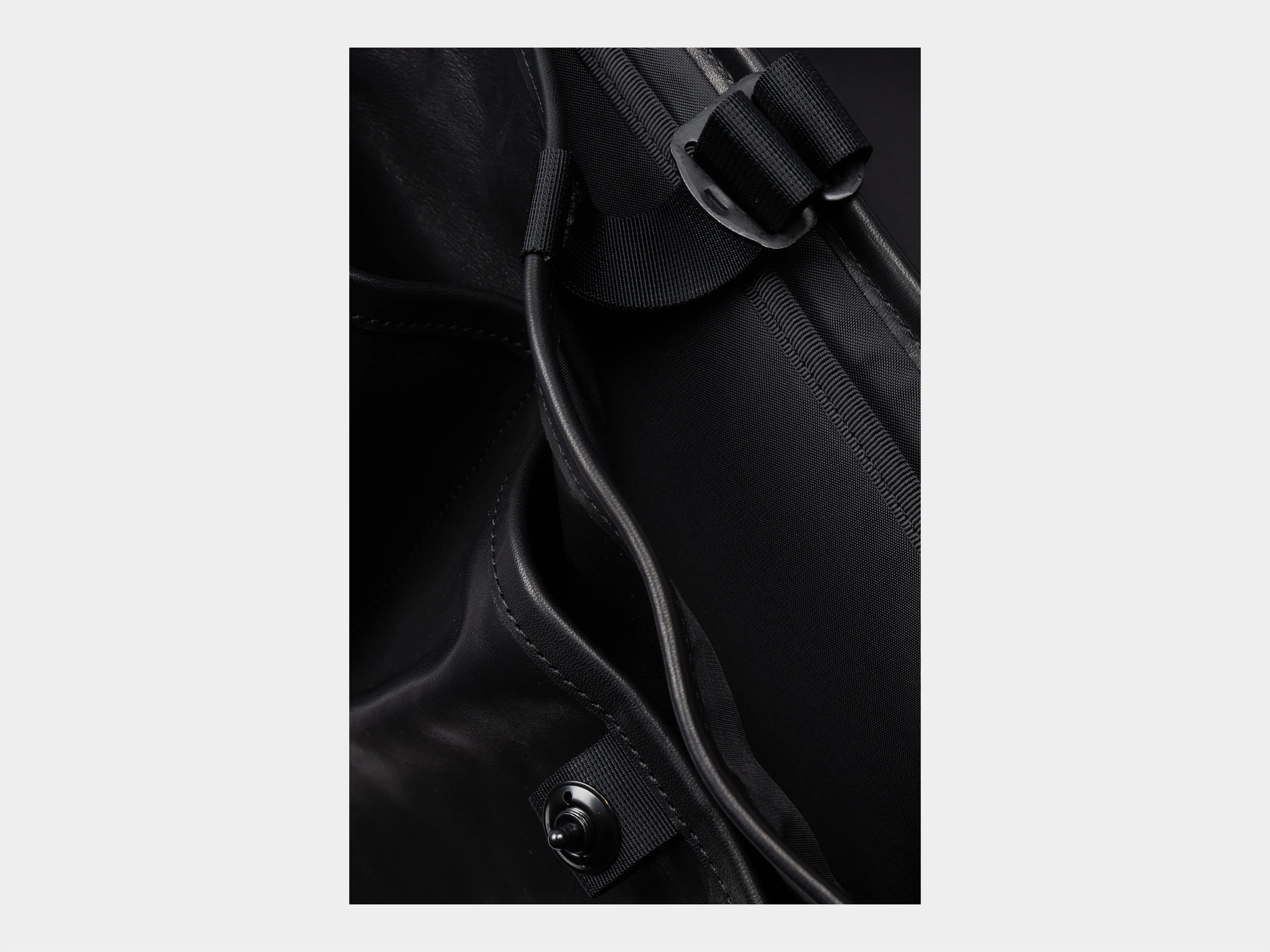 R20G4 "Mini Messenger" Black Hide sold by MAN-TLE product image thumbnail 5