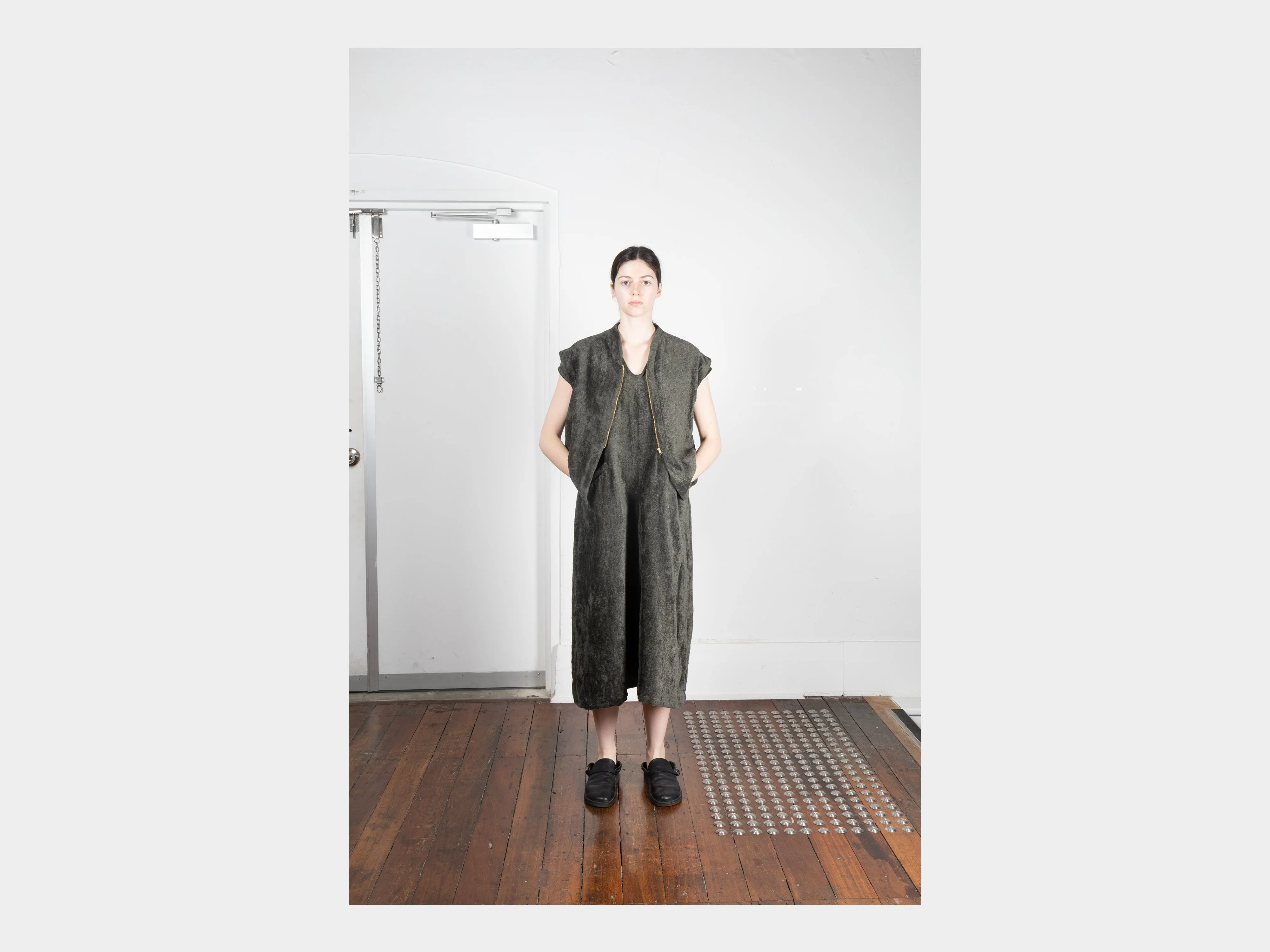 W-R20S5 "Zip Tank" Bark Linen Velvet sold by MAN-TLE product image thumbnail 4