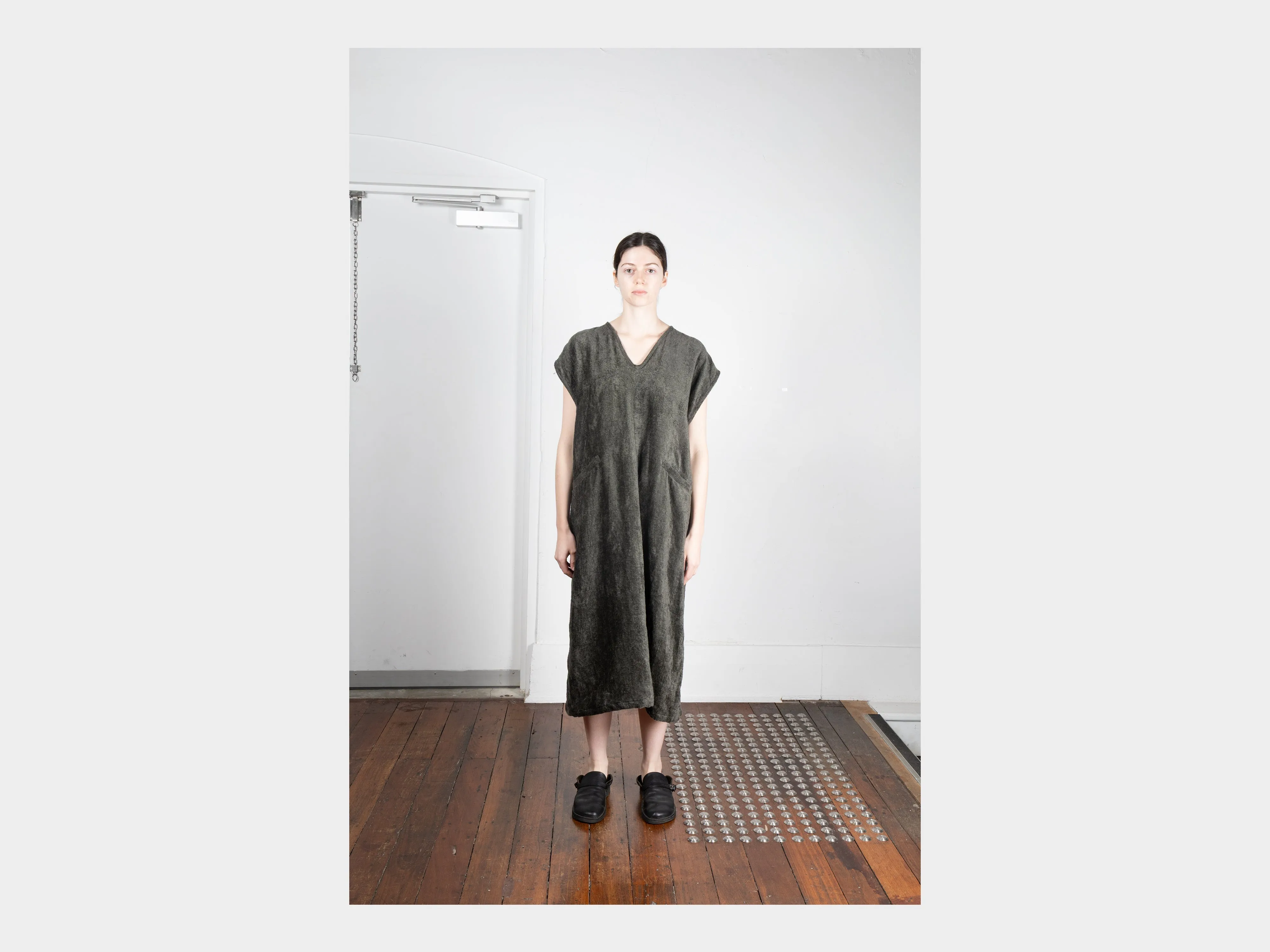W-R20A5 "Box Dress" Bark Linen Velvet sold by MAN-TLE product image thumbnail 4