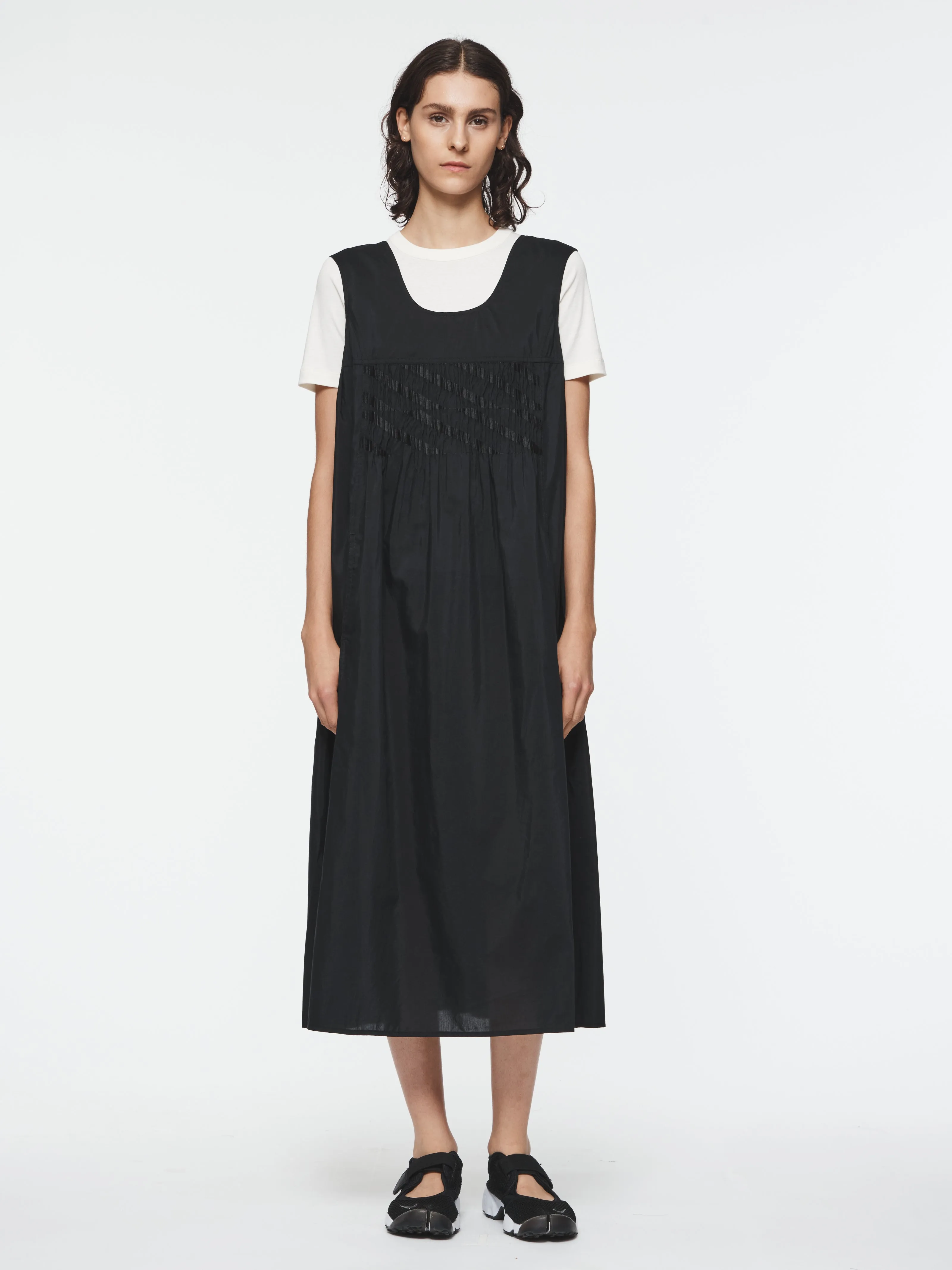 Sleeveless Pleated Embroidery Dress in Black sold by 6397