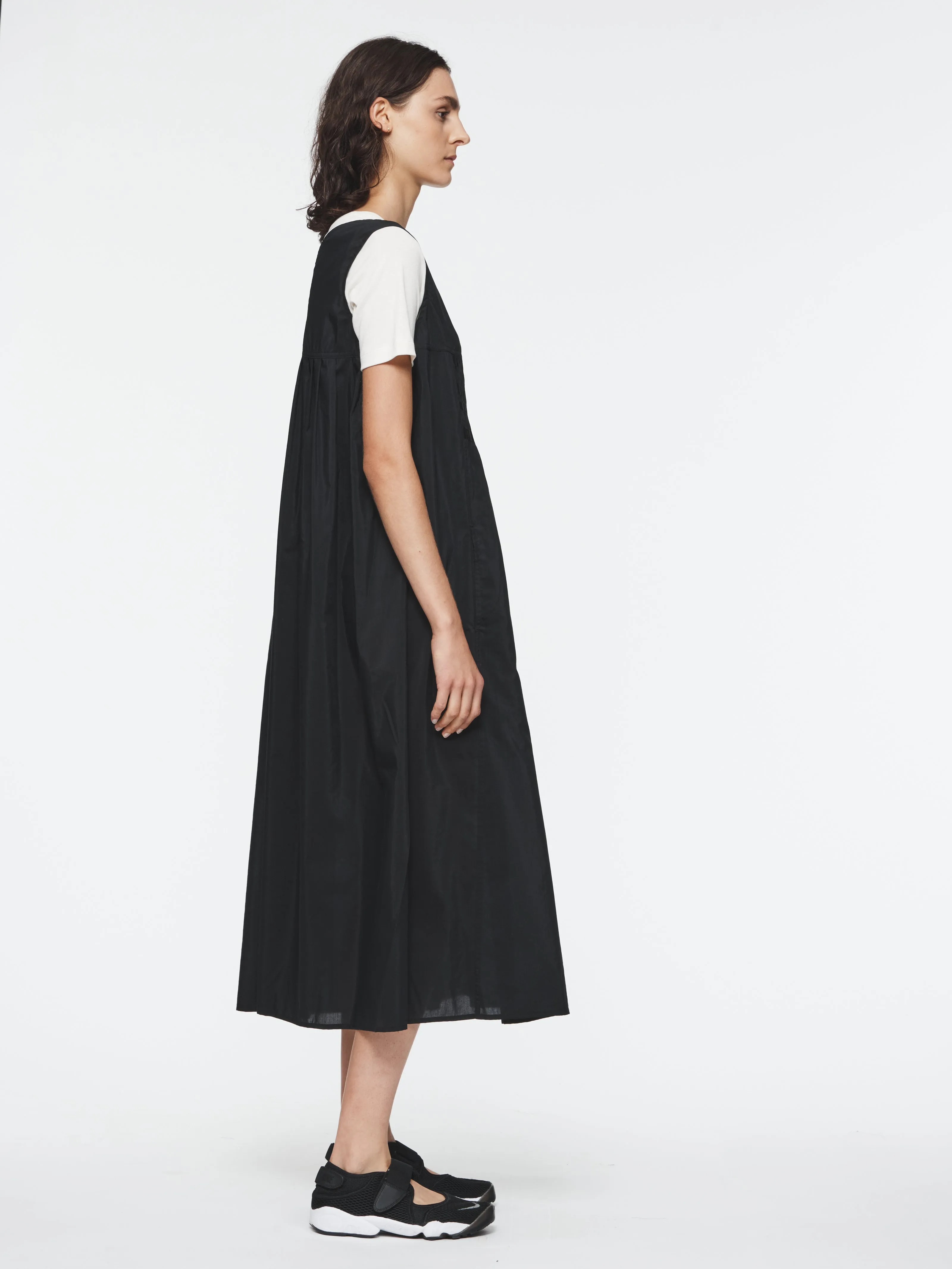 Sleeveless Pleated Embroidery Dress in Black sold by 6397 product image thumbnail 2