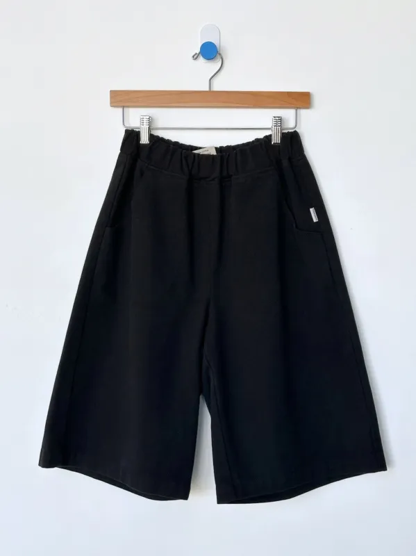 Liam Bermuda Shorts Black made by Le Bon Shoppe