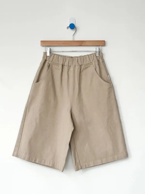 Liam Bermuda Shorts Taupe made by Le Bon Shoppe