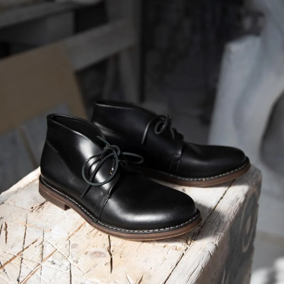 MR JOHN DESERT BOOTS – Black sold by Punto Pigro