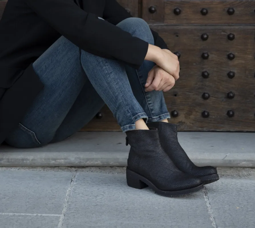 TEXAS 03 CARVED BOOTS – Black sold by Punto Pigro