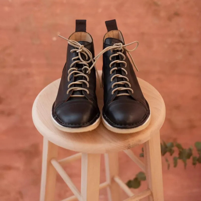 HAND 03 – Black sold by Punto Pigro