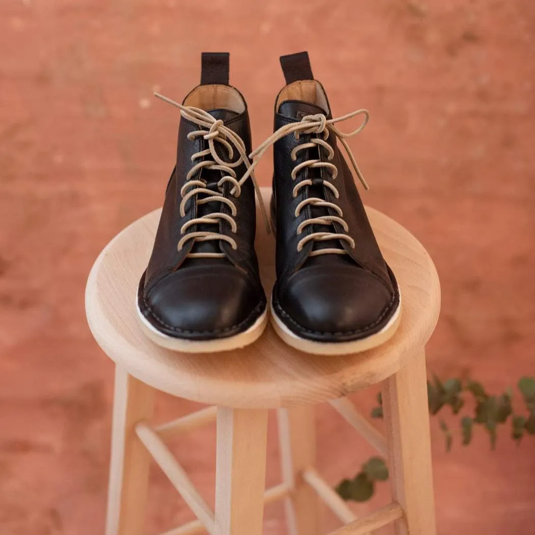 HAND 03 – Black sold by Punto Pigro