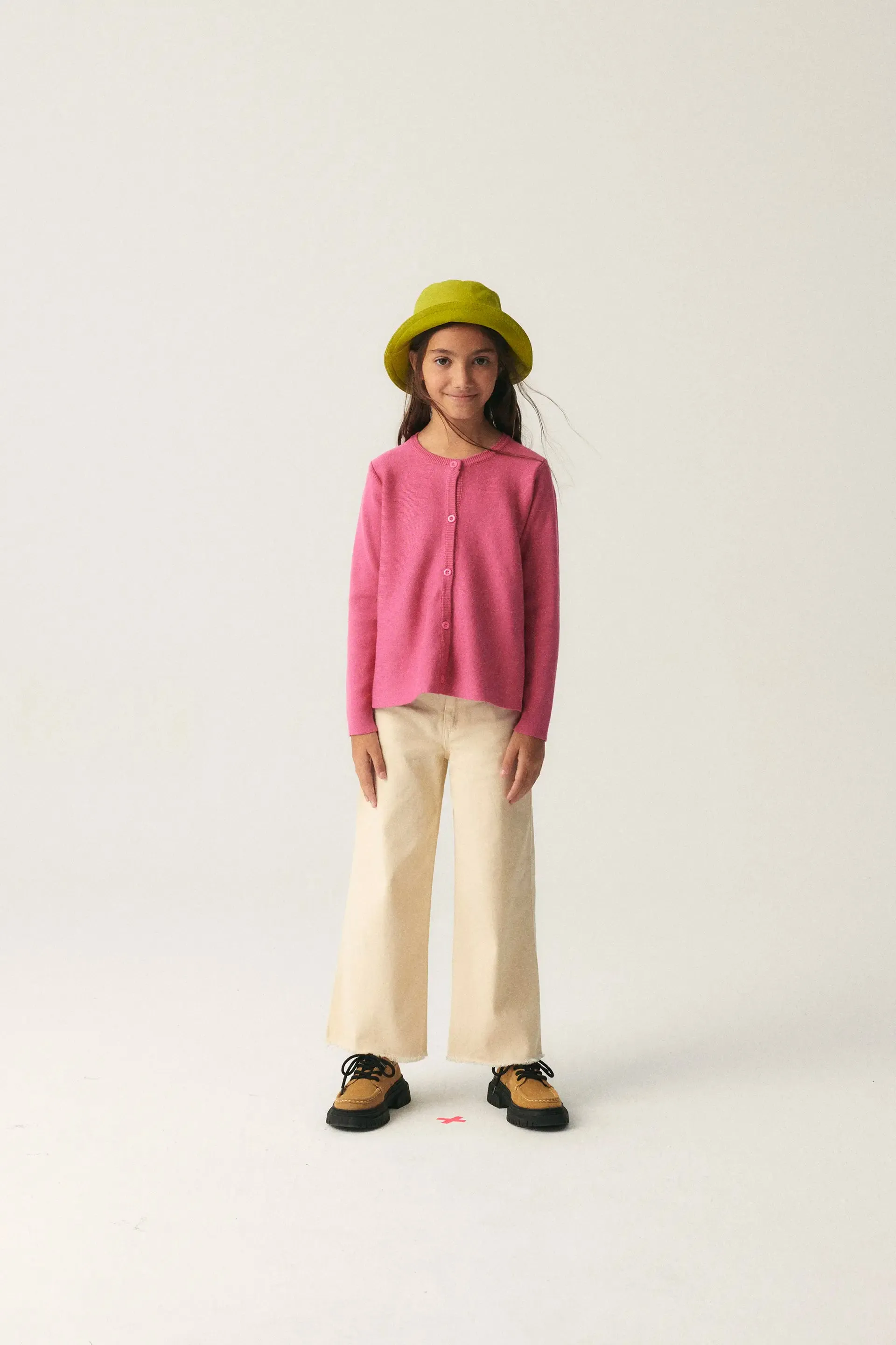 Cárdigan de niña de punto evasé rosa sold by Compania Fantasica