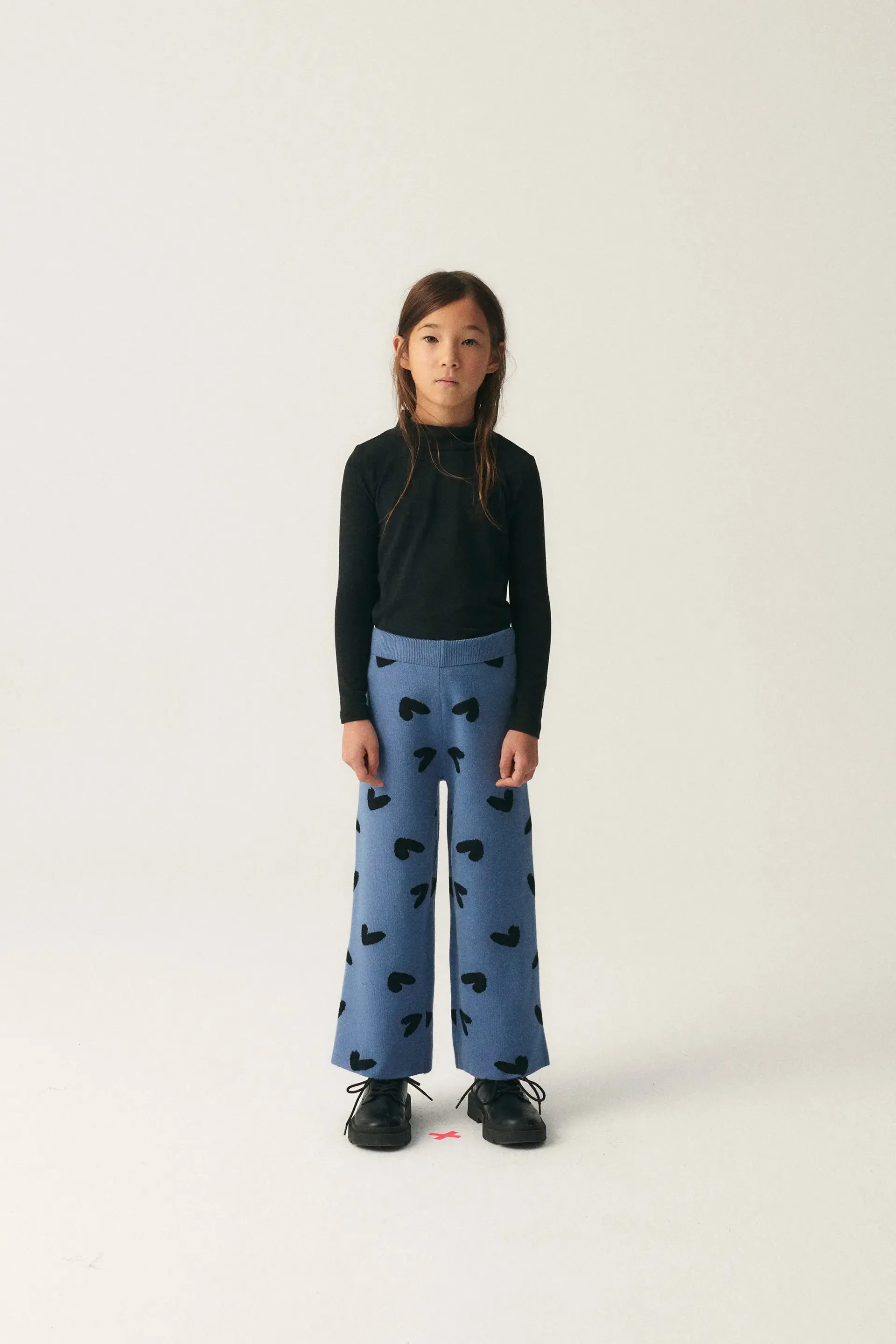 Pantalón de niña de punto con estampado de corazones sold by Compania Fantasica product image thumbnail 5