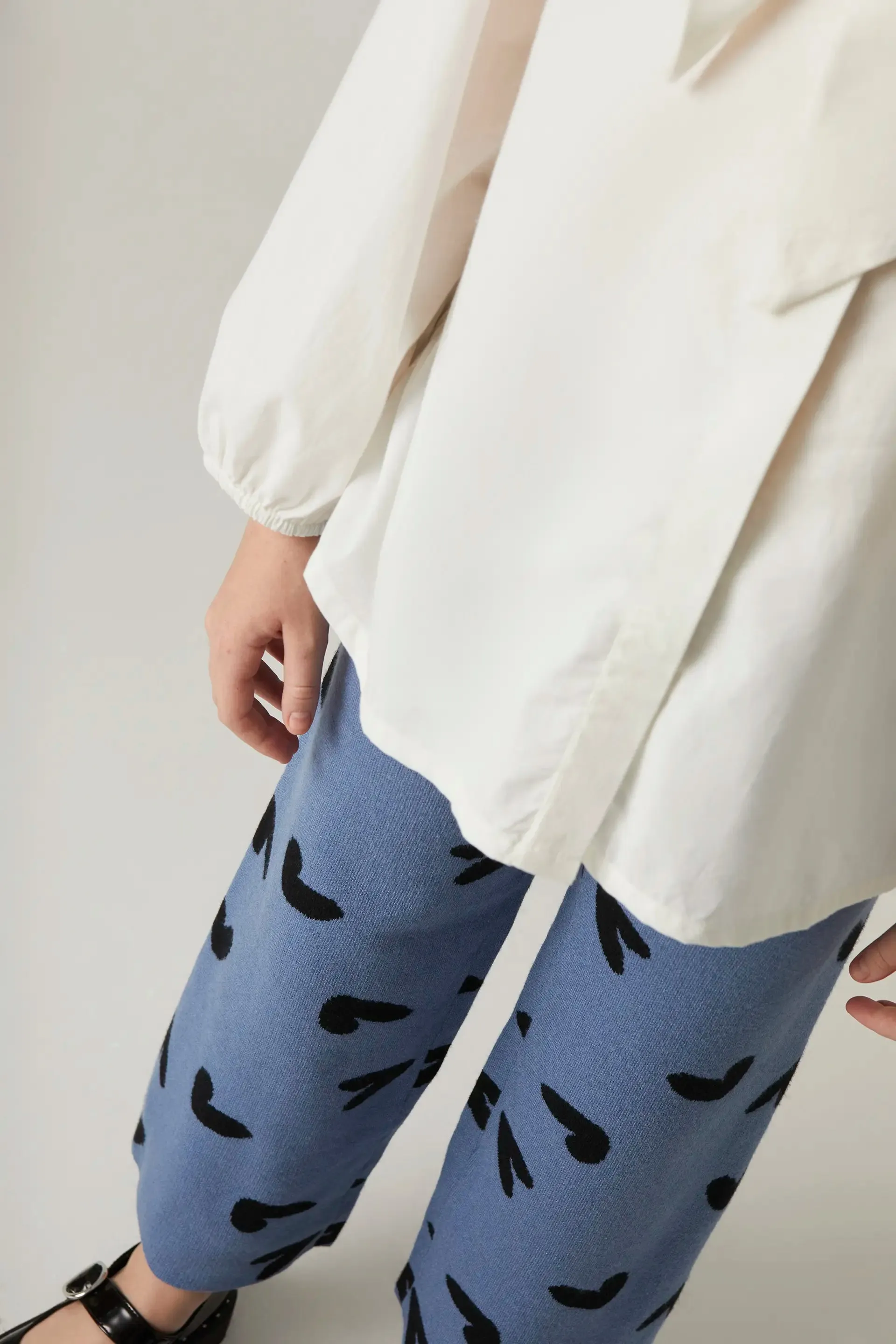 Pantalón de niña de punto con estampado de corazones sold by Compania Fantasica product image thumbnail 4