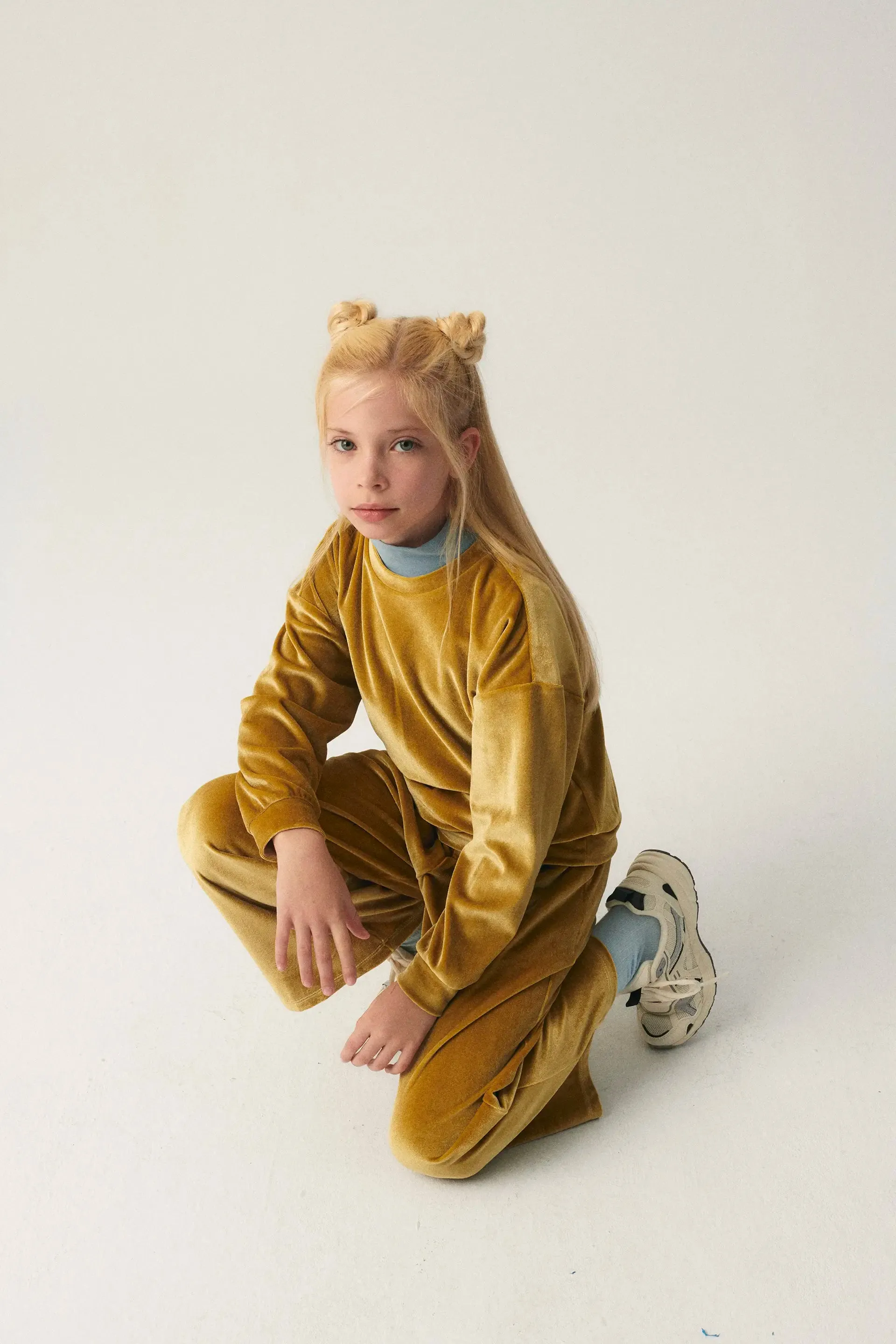 Sudadera unisex en terciopelo amarillo sold by Compania Fantasica product image thumbnail 4