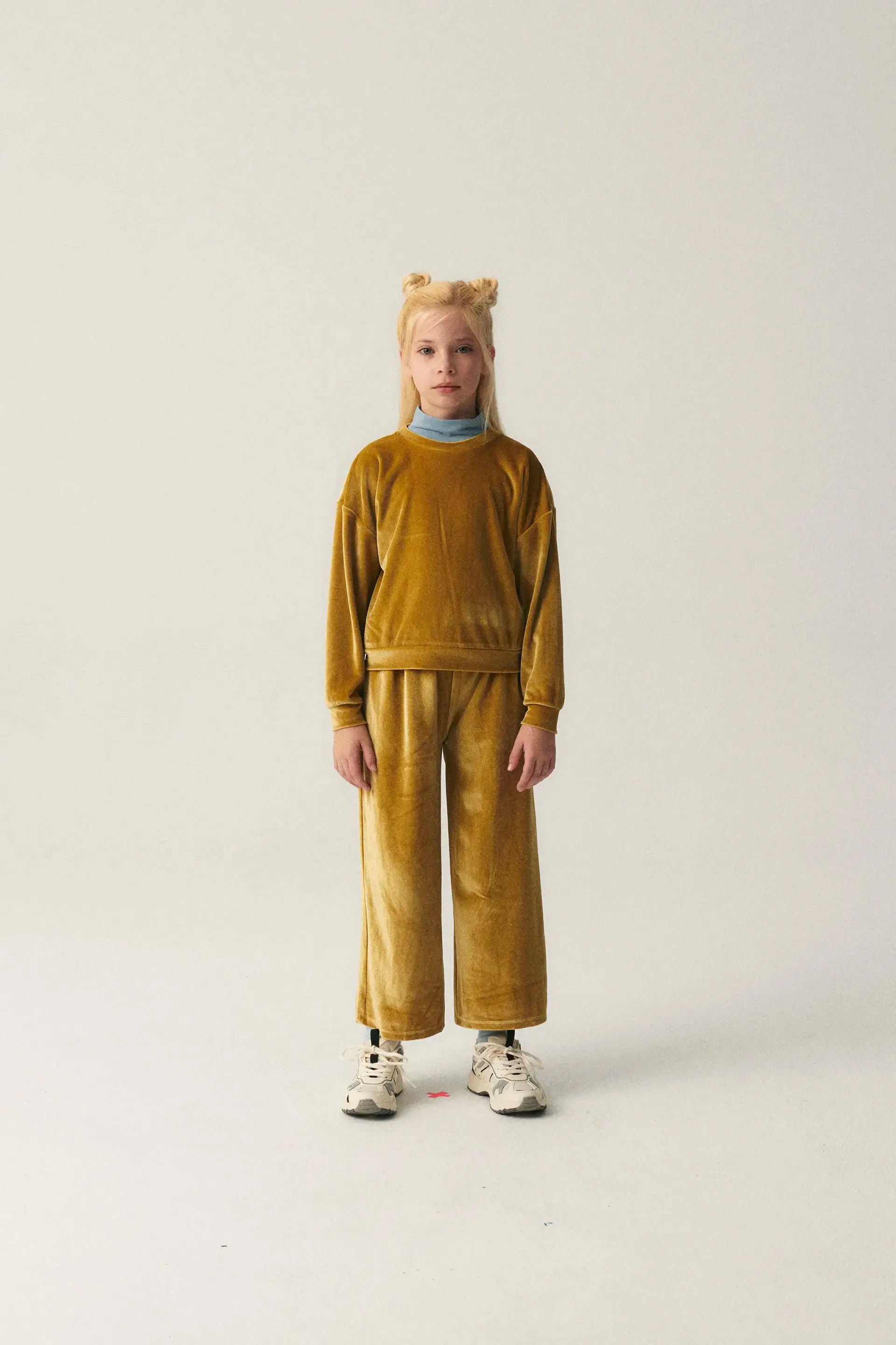 Sudadera unisex en terciopelo amarillo sold by Compania Fantasica