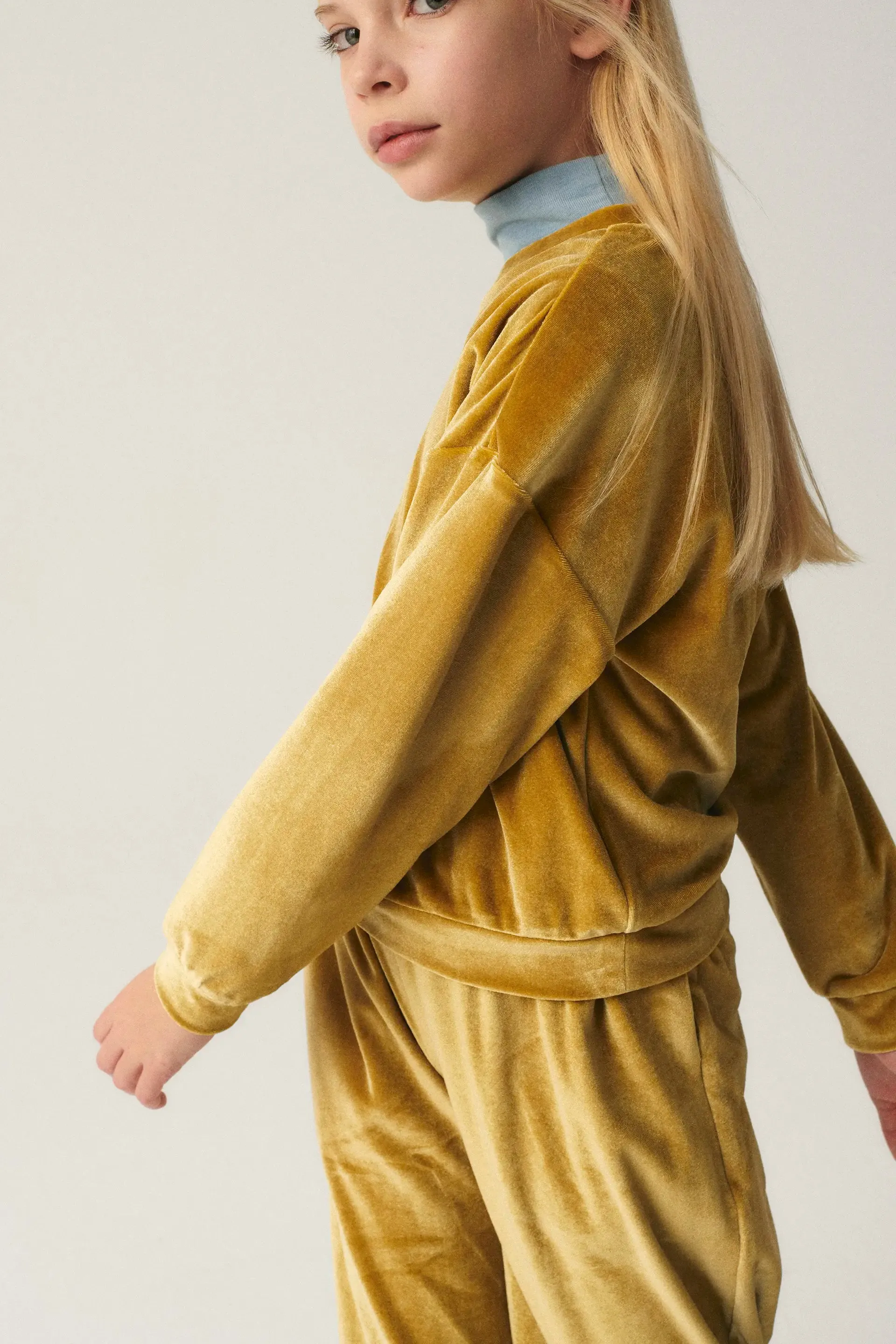 Sudadera unisex en terciopelo amarillo sold by Compania Fantasica product image thumbnail 3