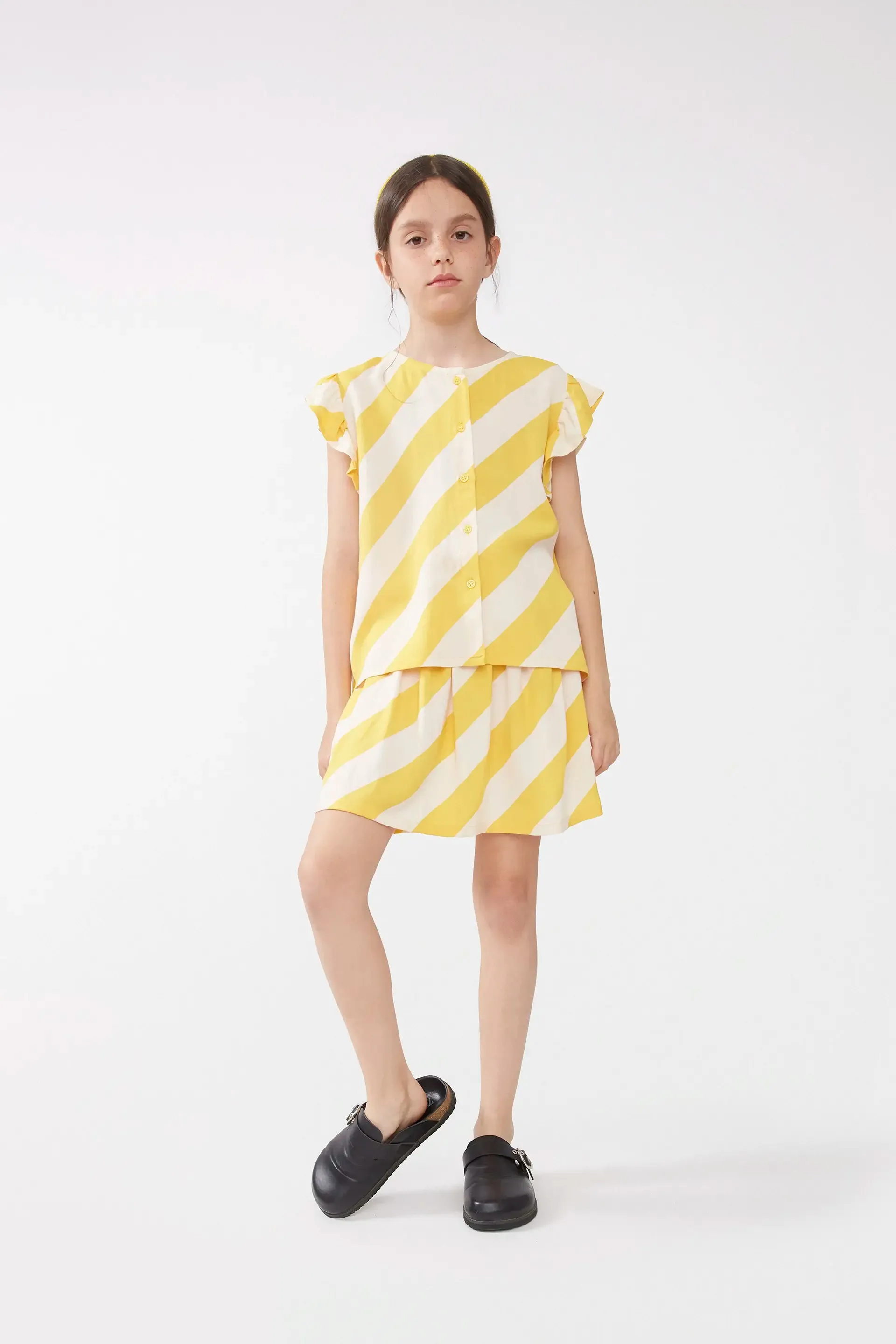 Falda corta de niña estampado de rayas amarillas sold by Compania Fantasica