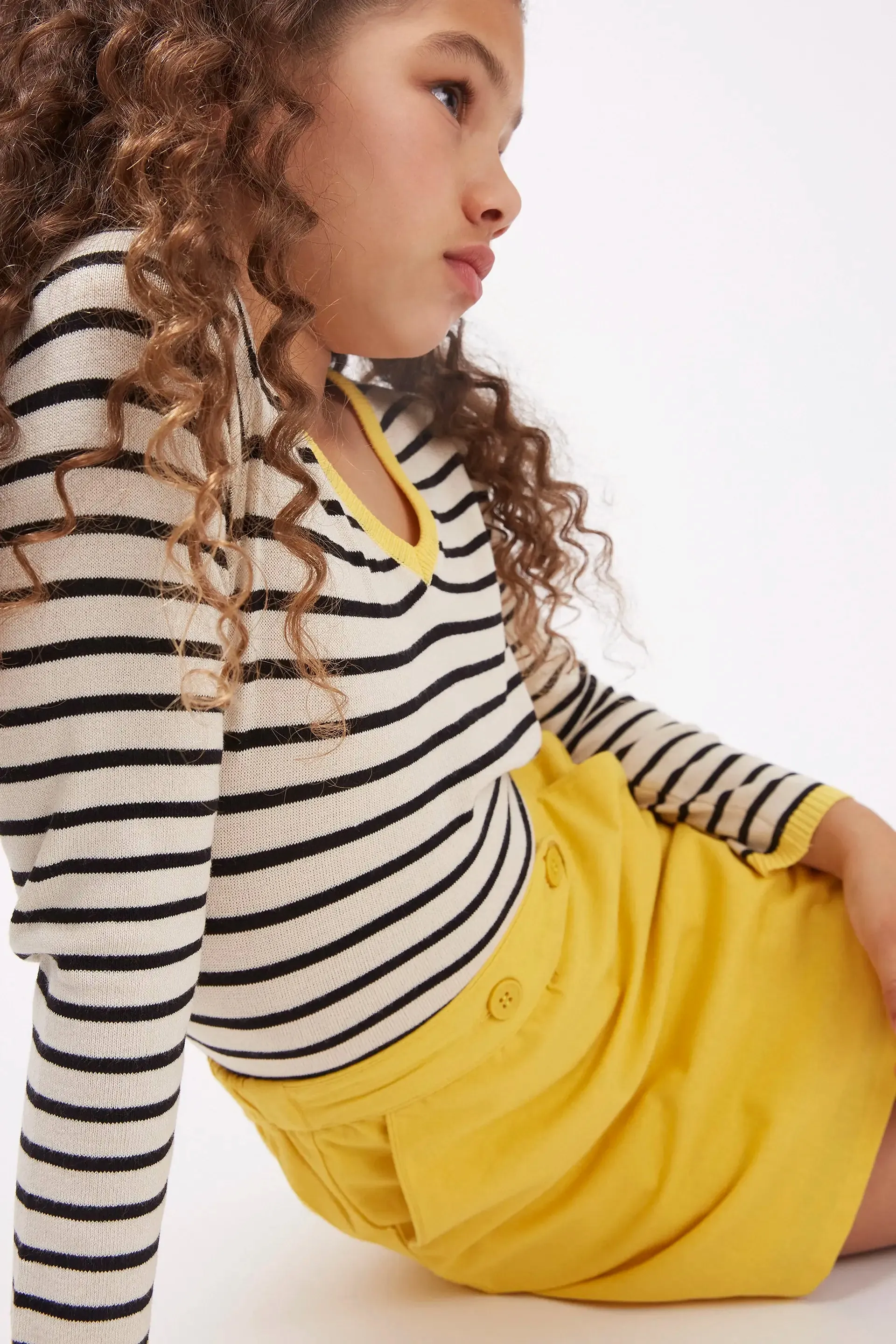 Falda corta de niña botones amarilla sold by Compania Fantasica product image thumbnail 4