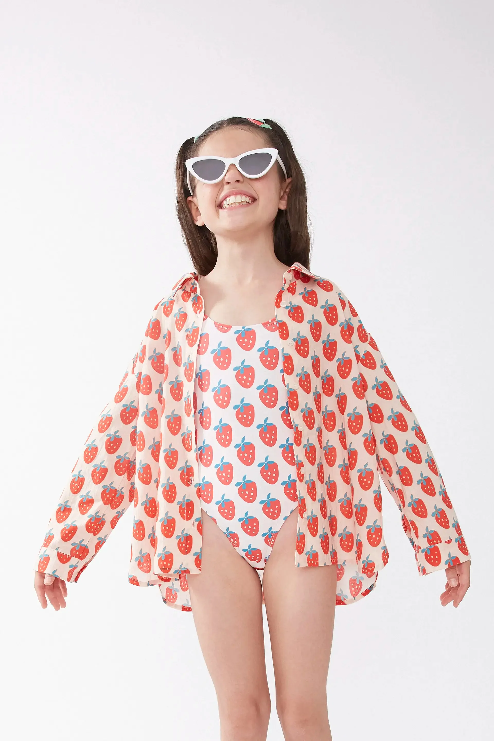 Camisa unisex estampado Strawberry Beach sold by Compania Fantasica product image thumbnail 4