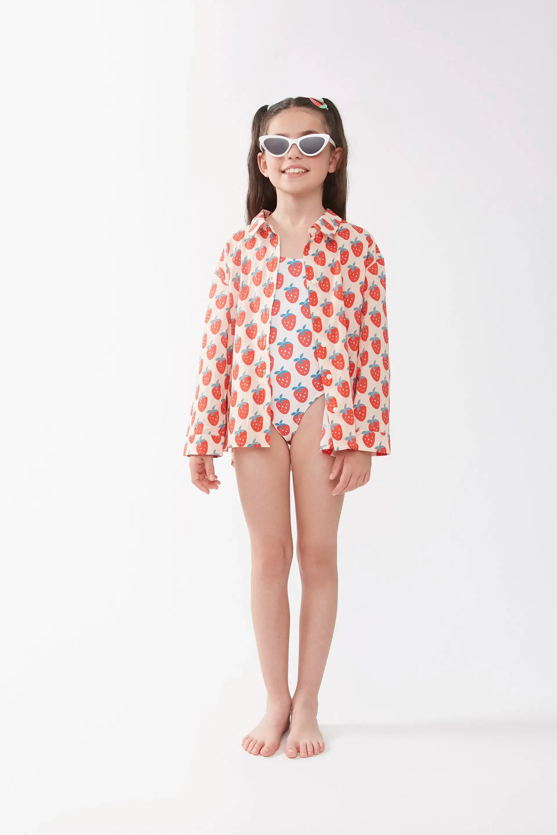 Camisa unisex estampado Strawberry Beach sold by Compania Fantasica
