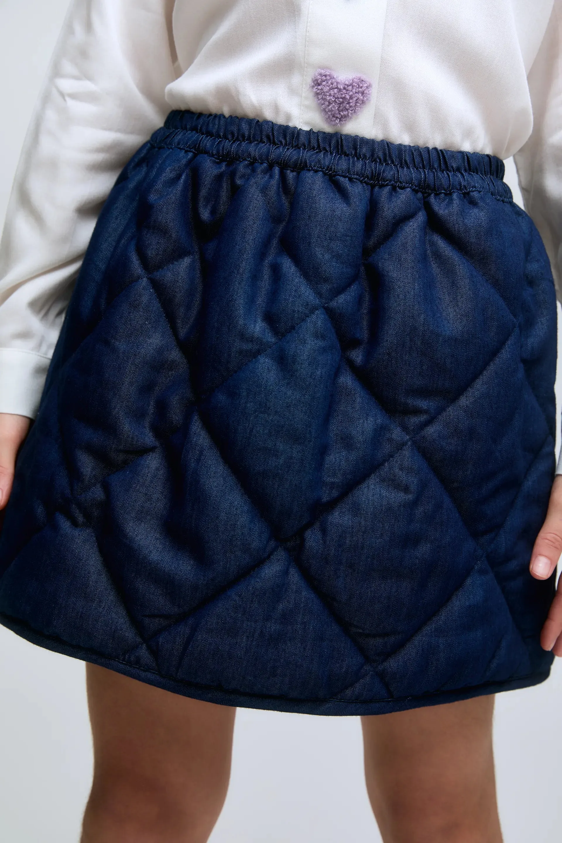 Falda corta de niña en denim acolchado con cintura elástica. sold by Compania Fantasica product image thumbnail 3