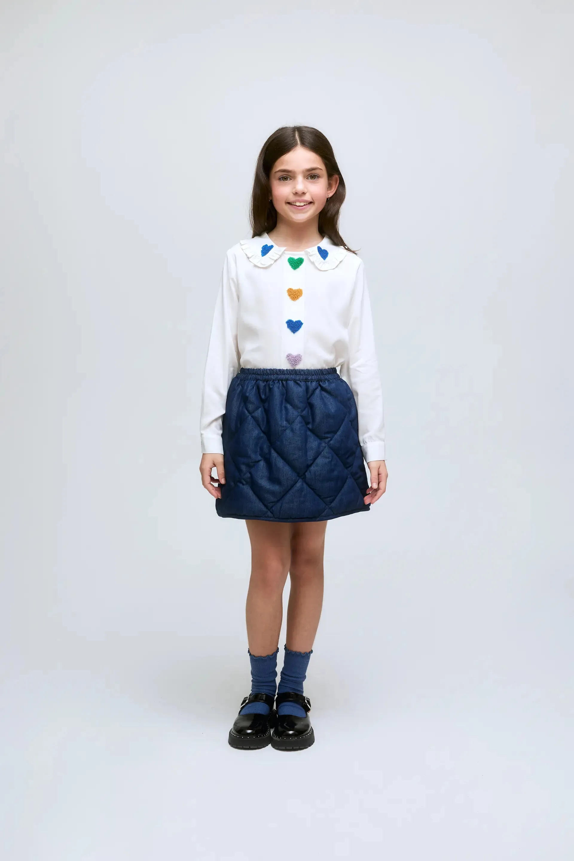 Falda corta de niña en denim acolchado con cintura elástica. sold by Compania Fantasica