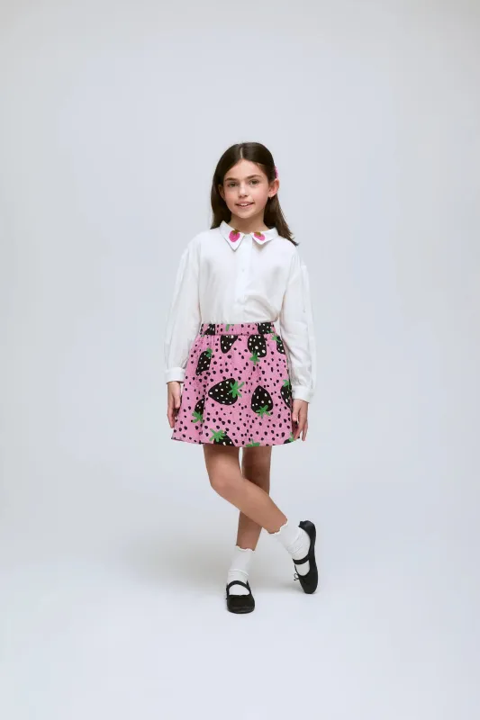 Camisa blanca de niña con cuello bordado de fresas. sold by Compania Fantasica