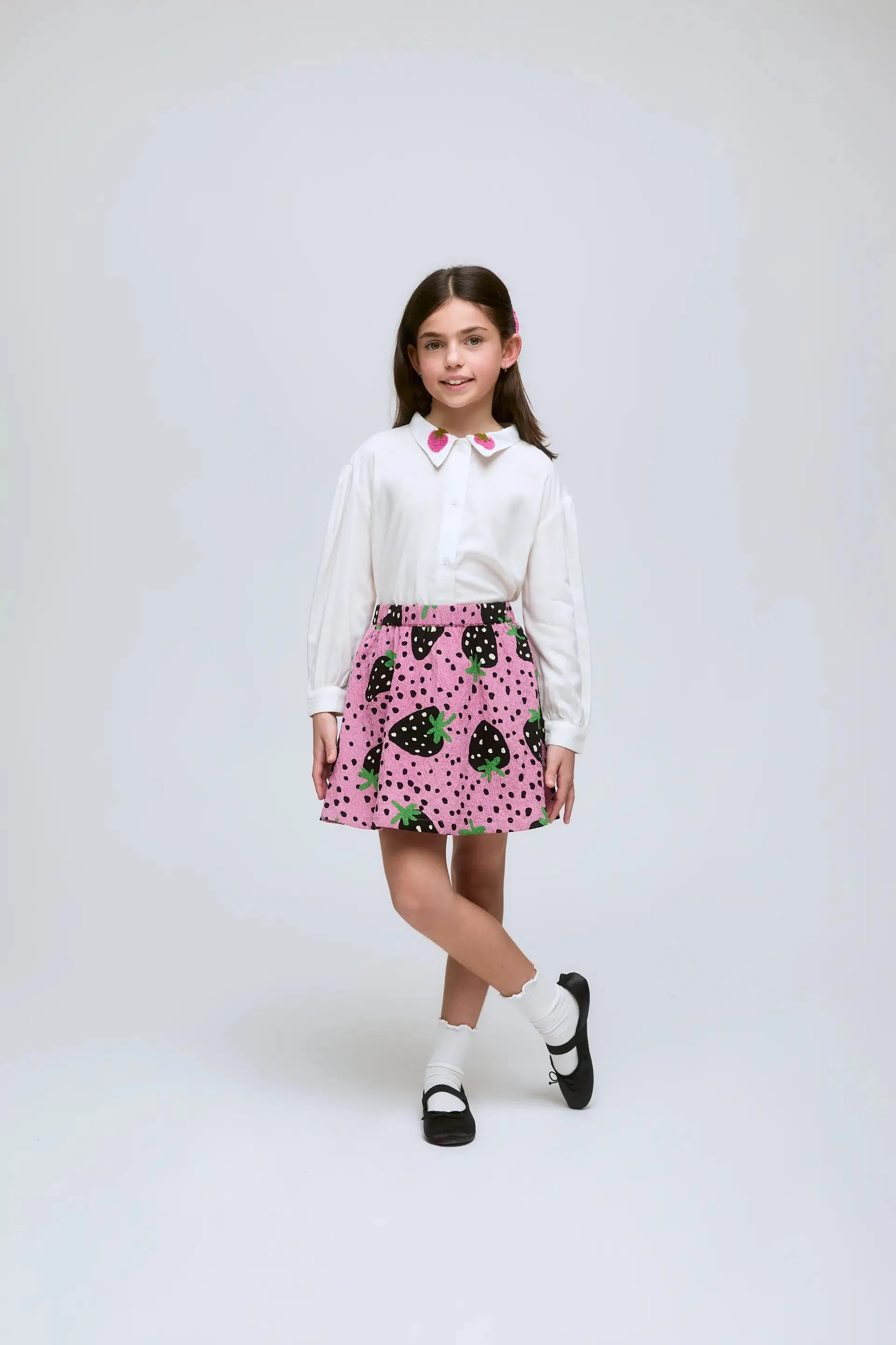 Camisa blanca de niña con cuello bordado de fresas. sold by Compania Fantasica