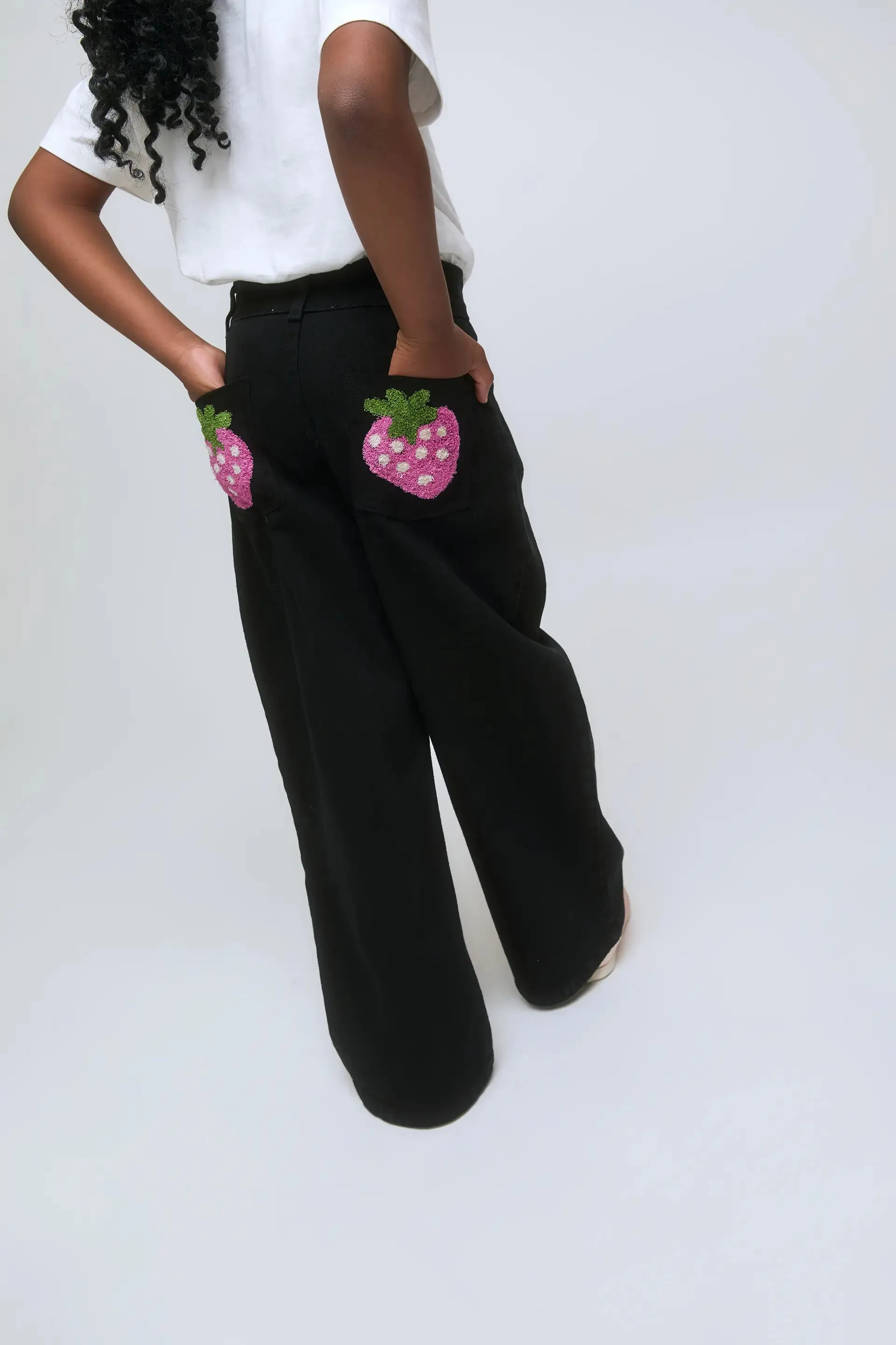 Pantalón vaquero negro de niña con detalle de fresa en bolsillos sold by Compania Fantasica product image thumbnail 3