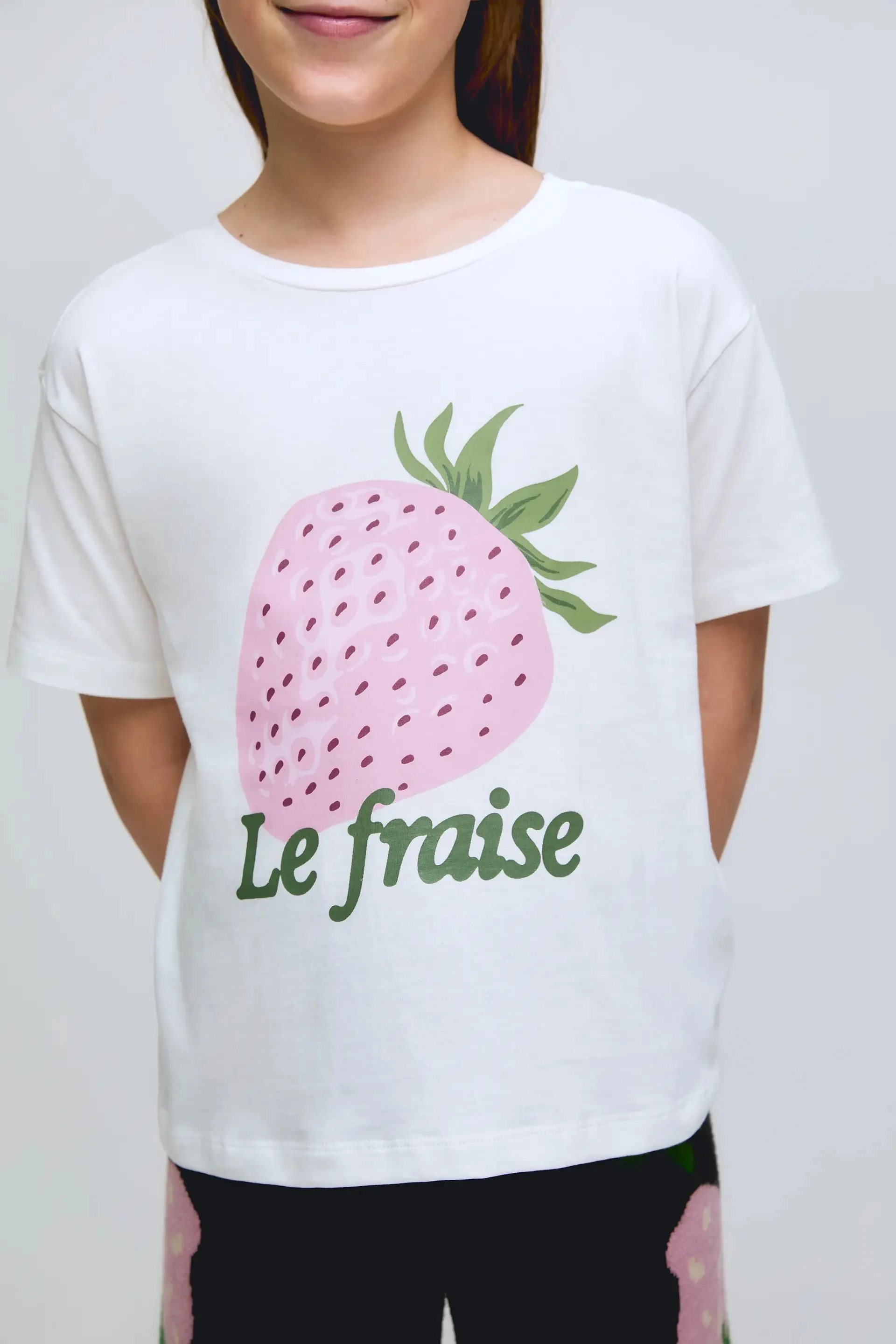 Camiseta de manga corta blanca de niña con estampado de fresa. sold by Compania Fantasica product image thumbnail 3