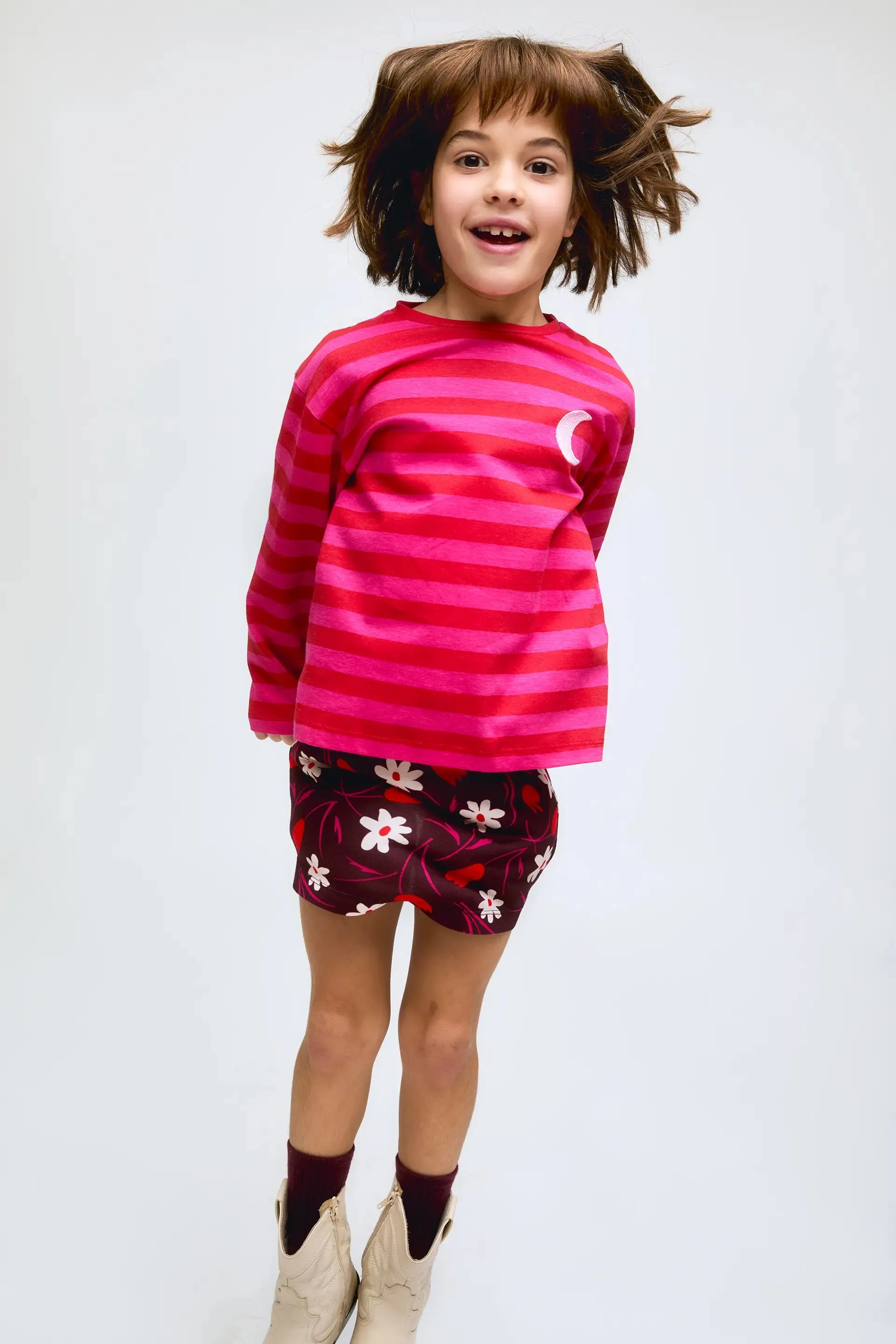 Camiseta de niña de rayas en color rosa y rojo con detalle de media luna sold by Compania Fantasica product image thumbnail 4