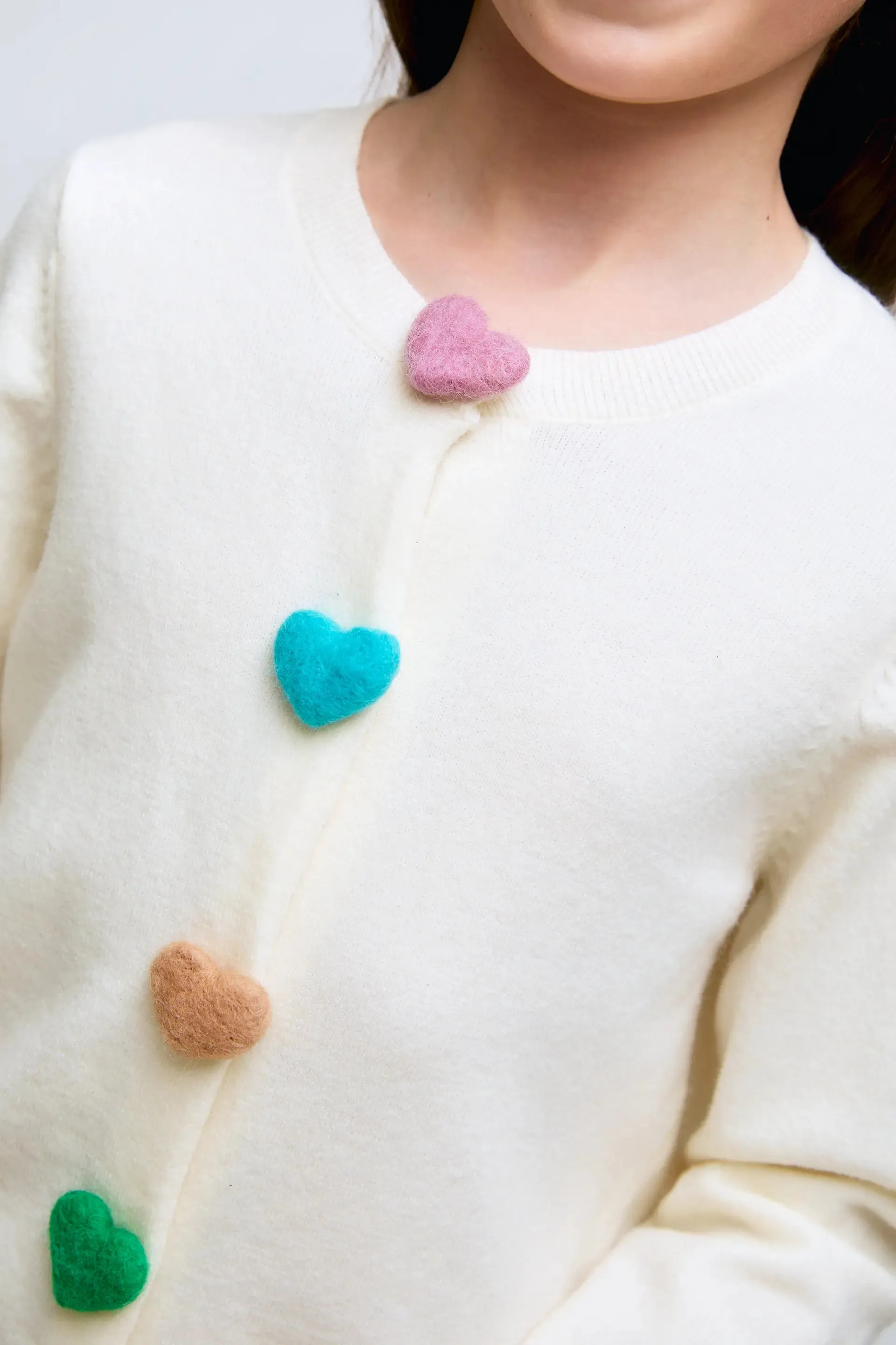 Cárdigan de niña con detalle botón de corazones blanco sold by Compania Fantasica product image thumbnail 3