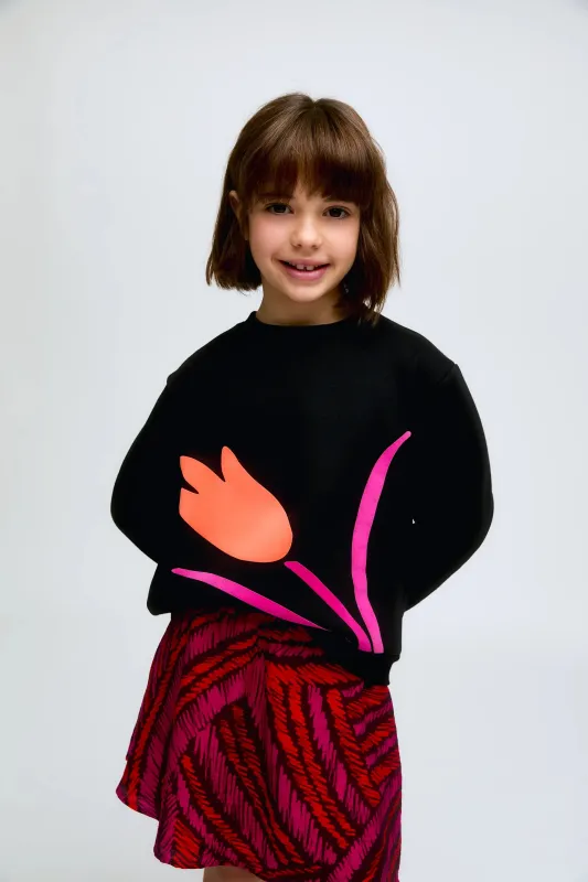 Sudadera en color negro con estampado gráfico de flor en contraste. sold by Compania Fantasica