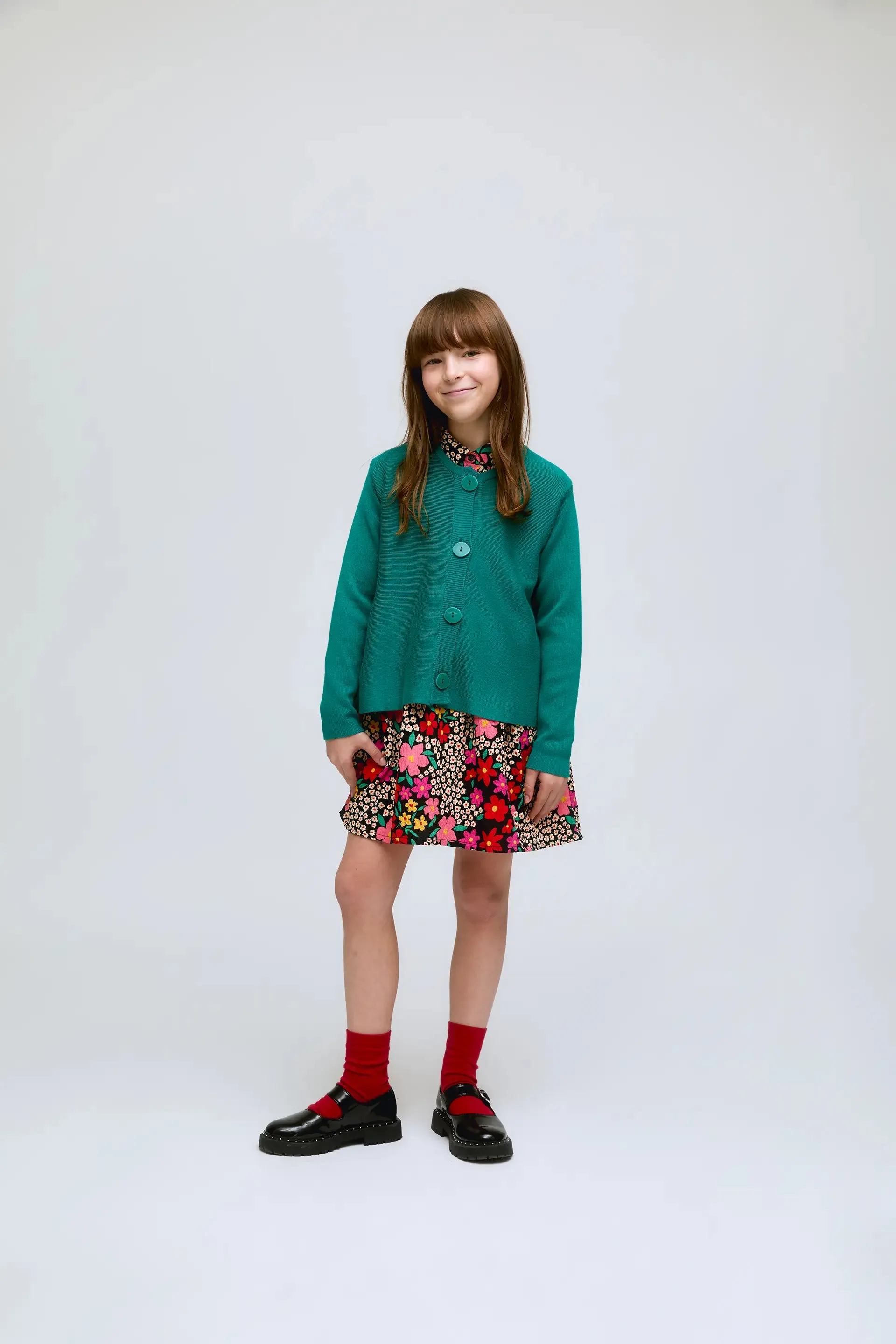 Cárdigan de niña verde de punto fino con botón grande sold by Compania Fantasica