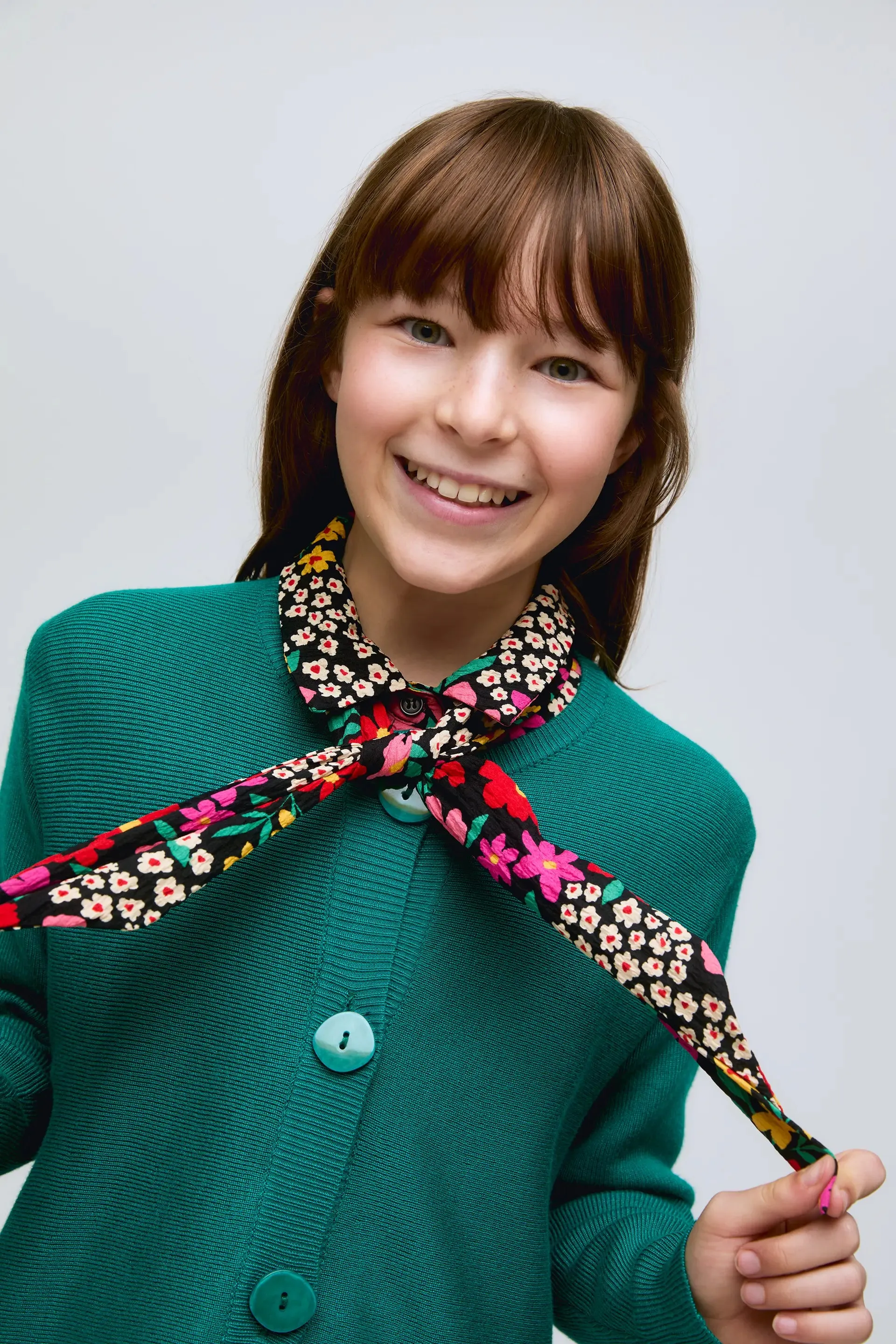 Cárdigan de niña verde de punto fino con botón grande sold by Compania Fantasica product image thumbnail 4