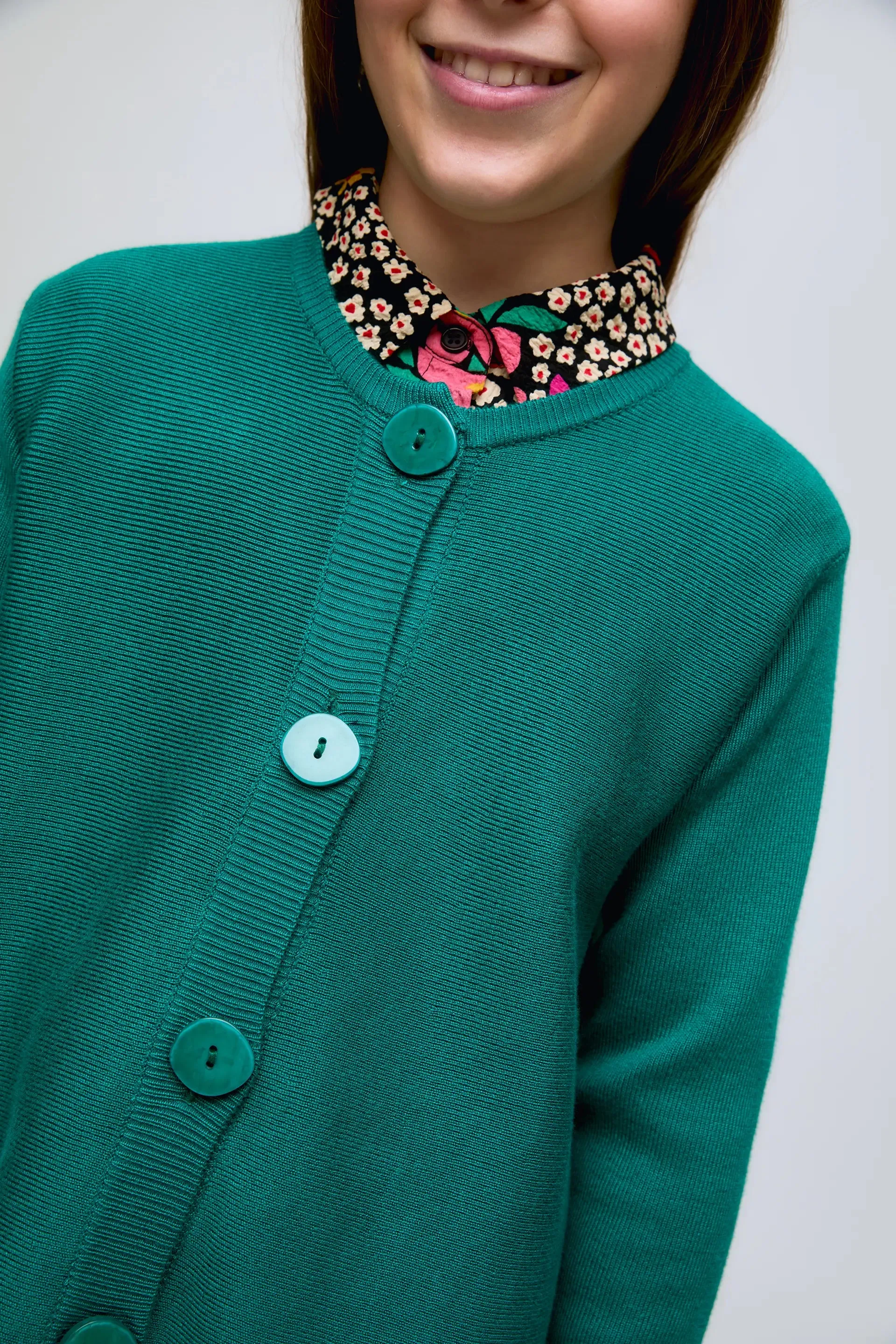 Cárdigan de niña verde de punto fino con botón grande sold by Compania Fantasica product image thumbnail 3