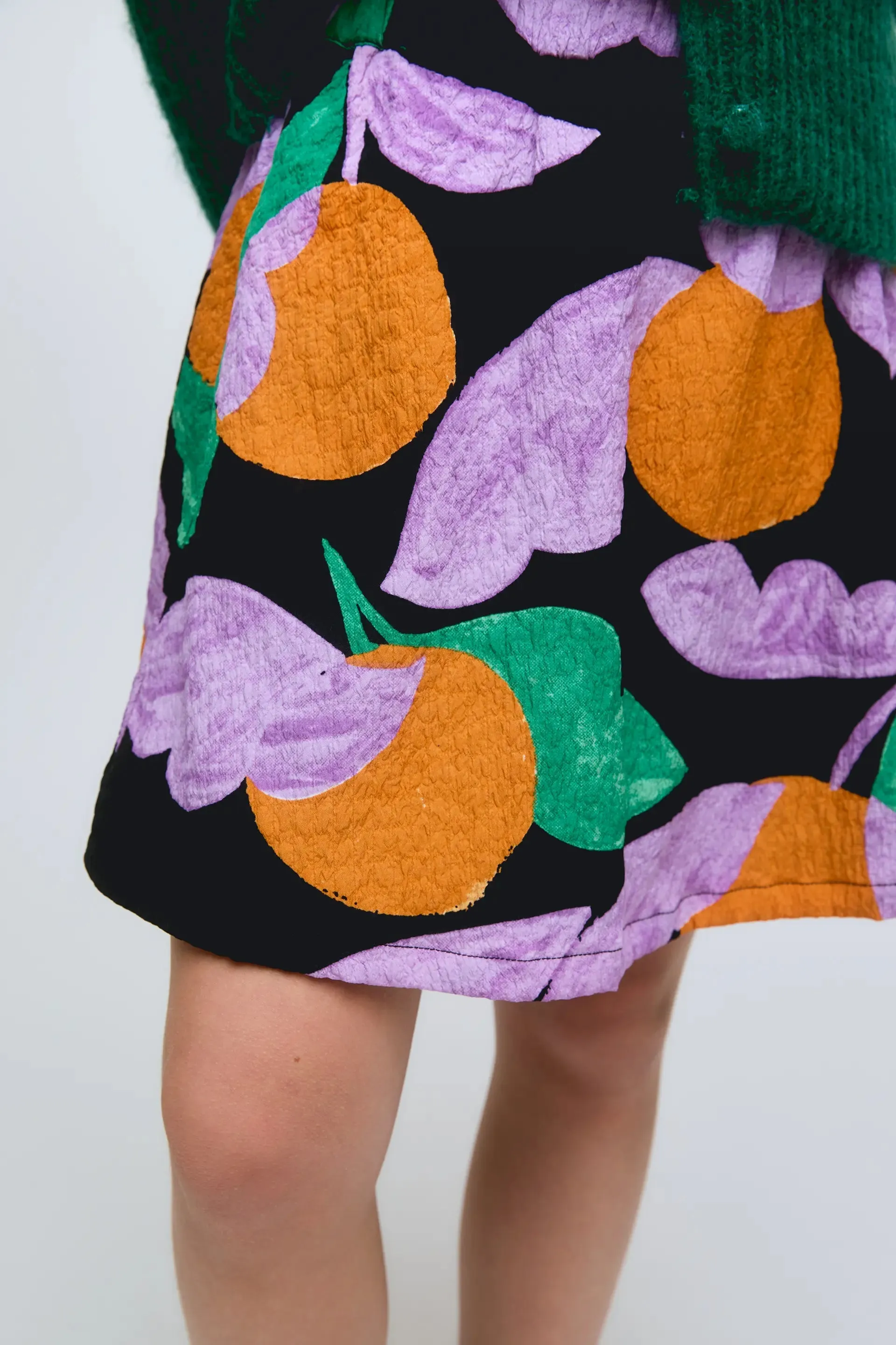 Falda corta de niña con estampado de frutas Apricot sold by Compania Fantasica product image thumbnail 3