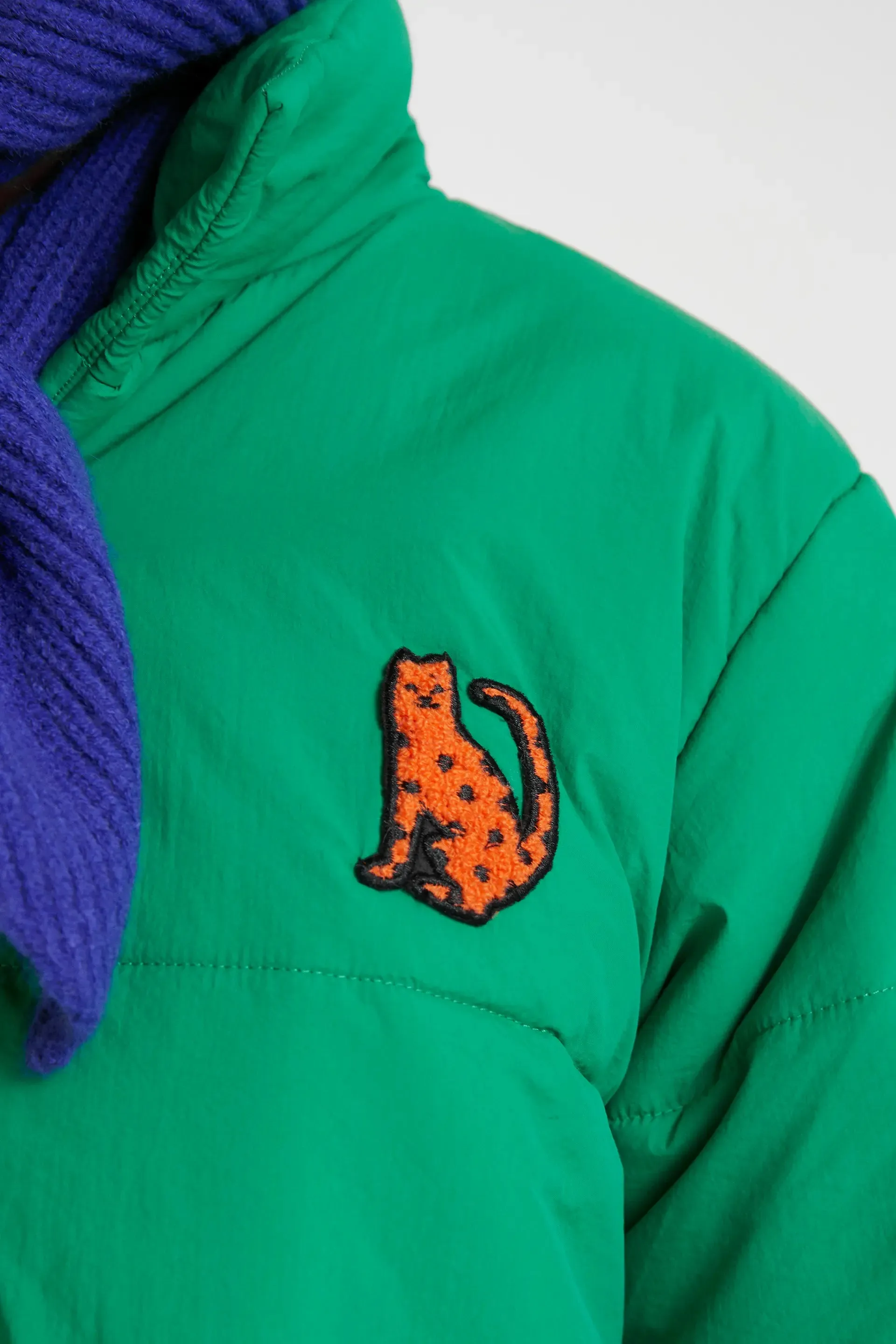 Abrigo acolchado verde con detalle Jaguar sold by Compania Fantasica product image thumbnail 4