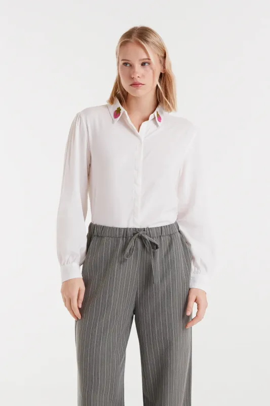 Camisa blanca con bordado de fresas sold by Compania Fantasica