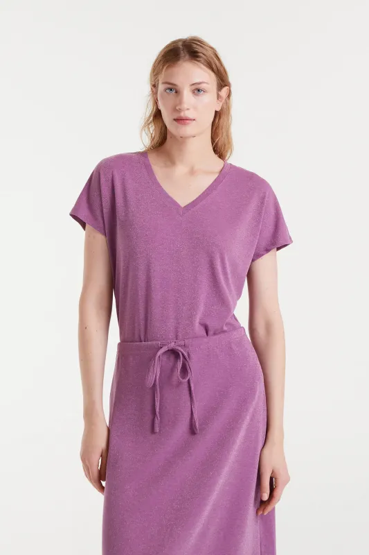 Camiseta cuello pico lila sold by Compania Fantasica